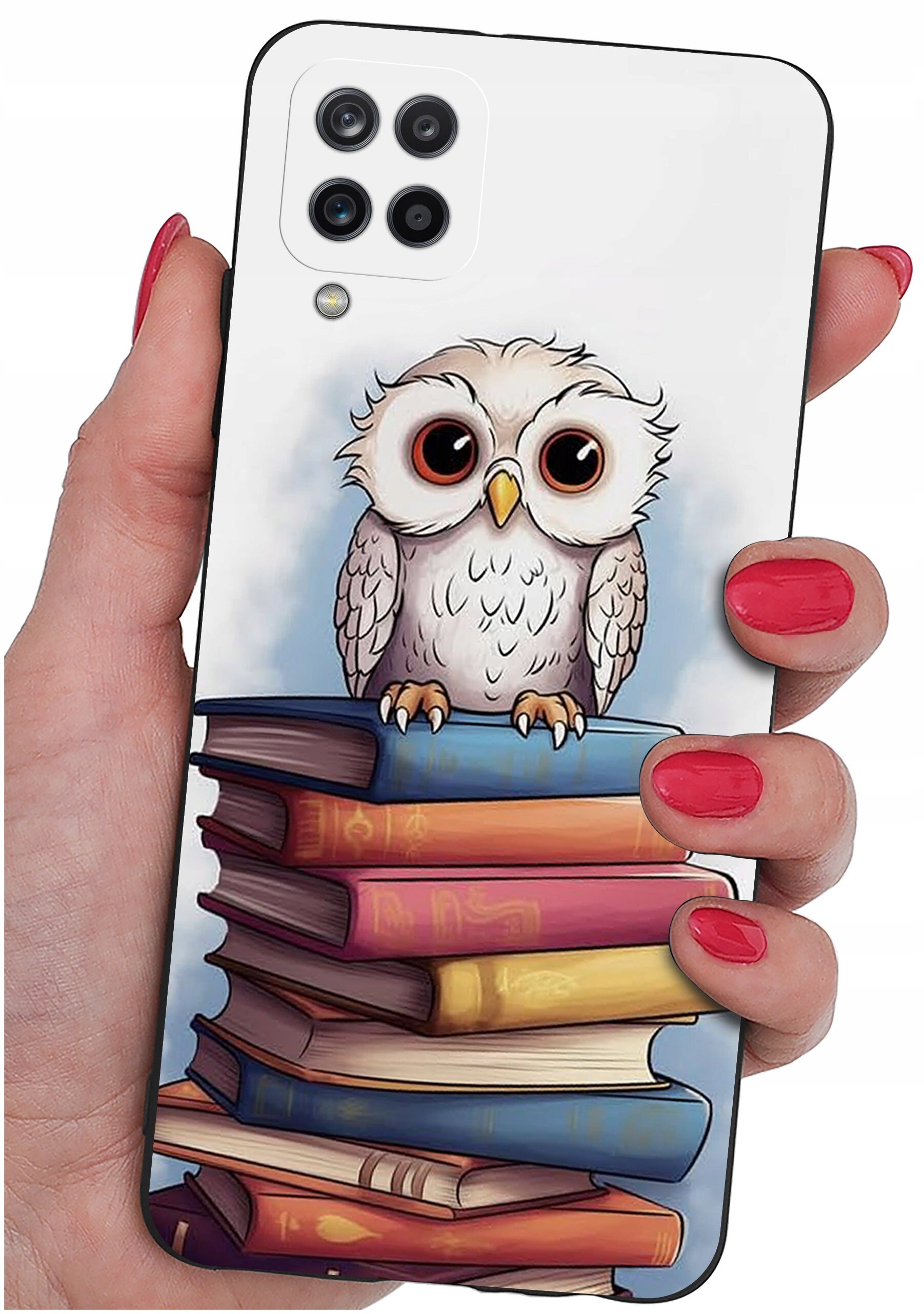 Etui na telefon z nadrukiem sowy siedzącej na stosie książek, trzymane w dłoni z pomalowanymi na czerwono paznokciami. Etui ma wycięcia na cztery obiektywy aparatu i lampę błyskową.