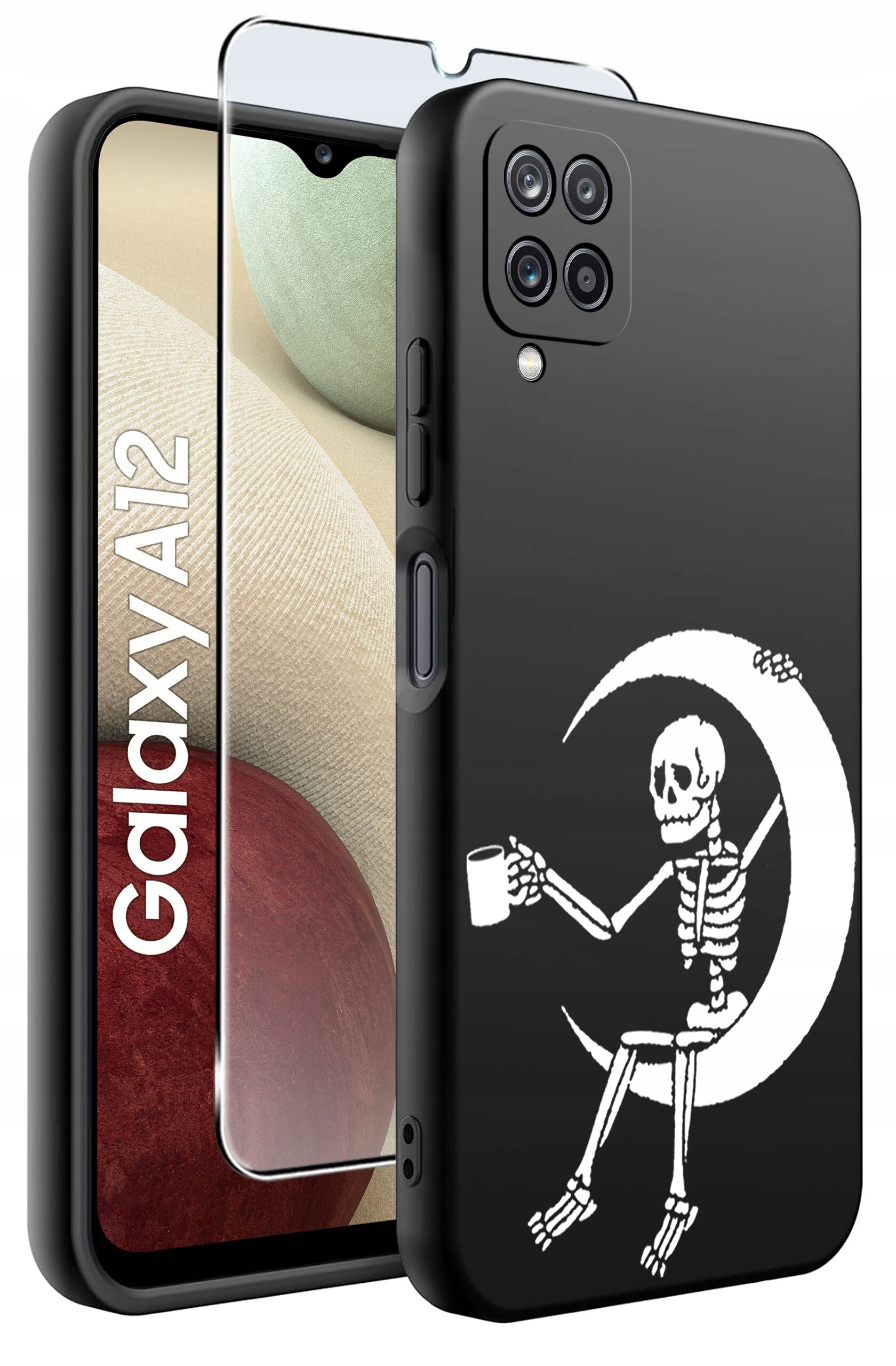 Obraz przedstawia czarne etui na telefon z nadrukiem szkieletu siedzącego na księżycu, trzymającego kubek. Obok etui znajduje się szkło ochronne oraz telefon z widocznym napisem \'Galaxy A12\'.