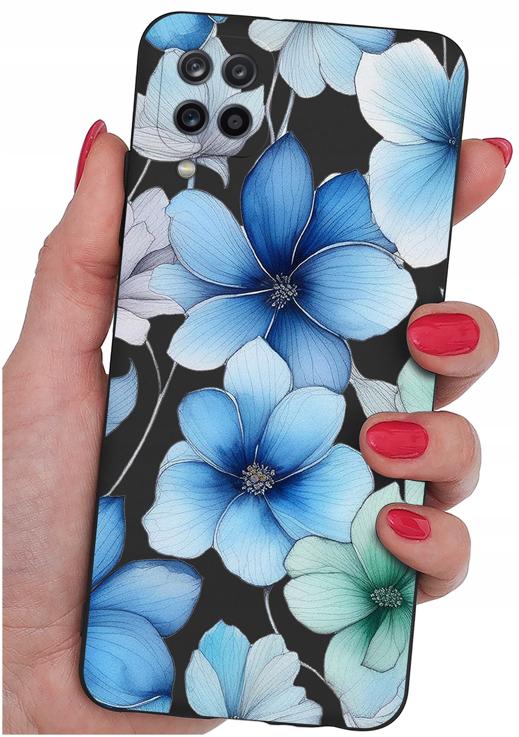 Etui na telefon z wzorem niebieskich i zielonych kwiatów trzymane w dłoni z pomalowanymi na czerwono paznokciami. Etui posiada wycięcia na cztery obiektywy aparatu.