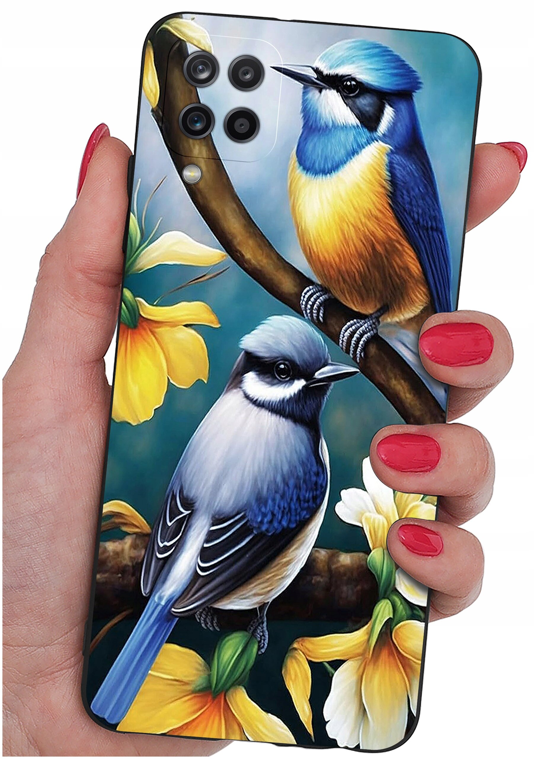Etui na telefon z kolorowym wzorem przedstawiającym dwa ptaki siedzące na gałęzi wśród kwiatów. Etui trzymane jest w dłoni z pomalowanymi na czerwono paznokciami.