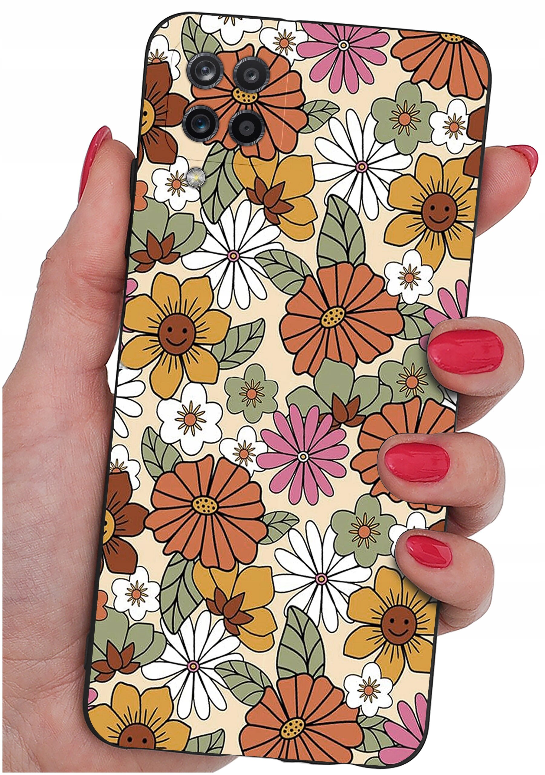 Etui na telefon z kolorowym wzorem kwiatowym, trzymane w dłoni z pomalowanymi na czerwono paznokciami. Etui posiada wycięcia na cztery obiektywy aparatu.