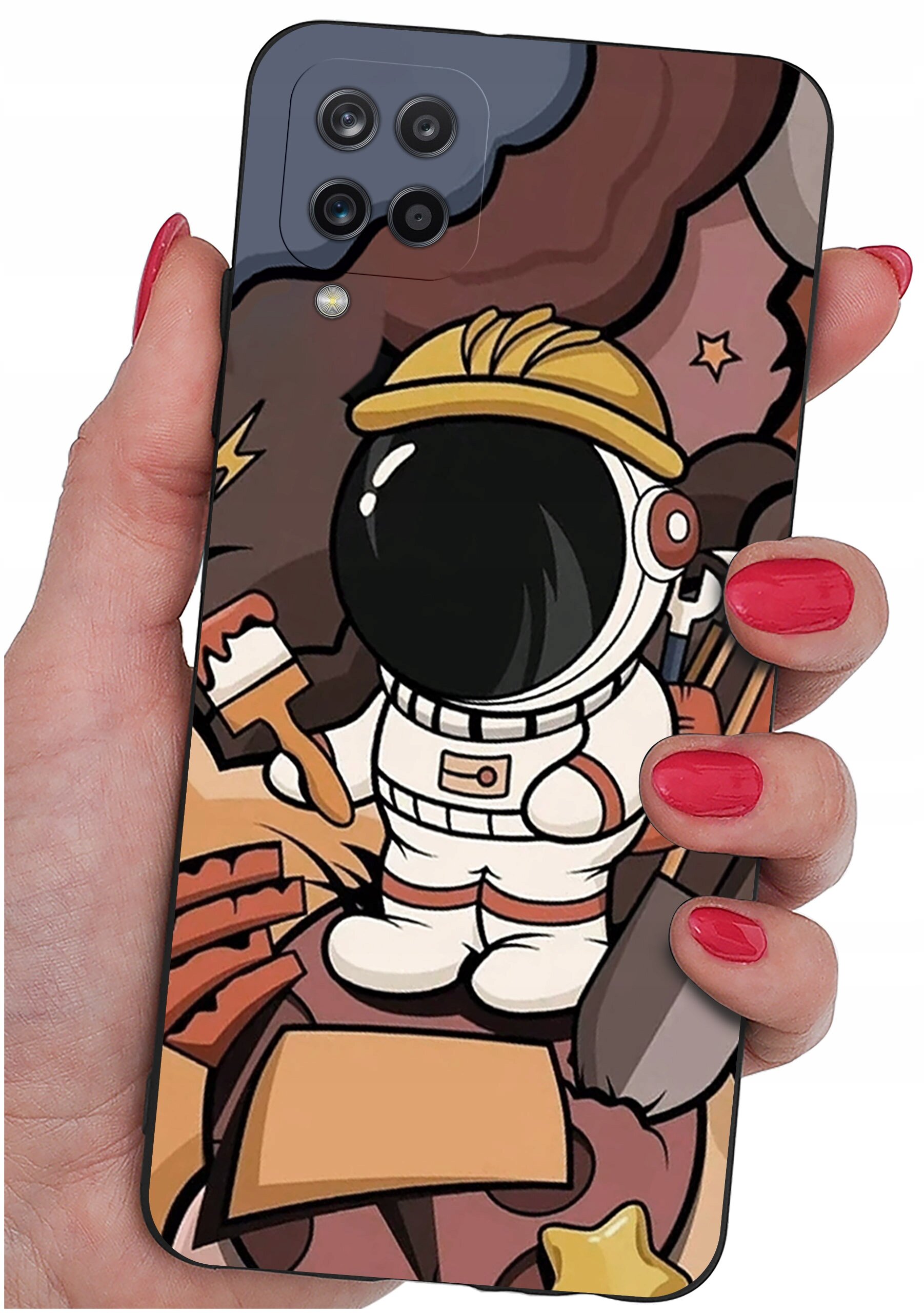 Etui na telefon z kolorowym wzorem przedstawiającym postać astronauty w kasku, trzymającego pędzel. Etui jest trzymane w dłoni z pomalowanymi na czerwono paznokciami.