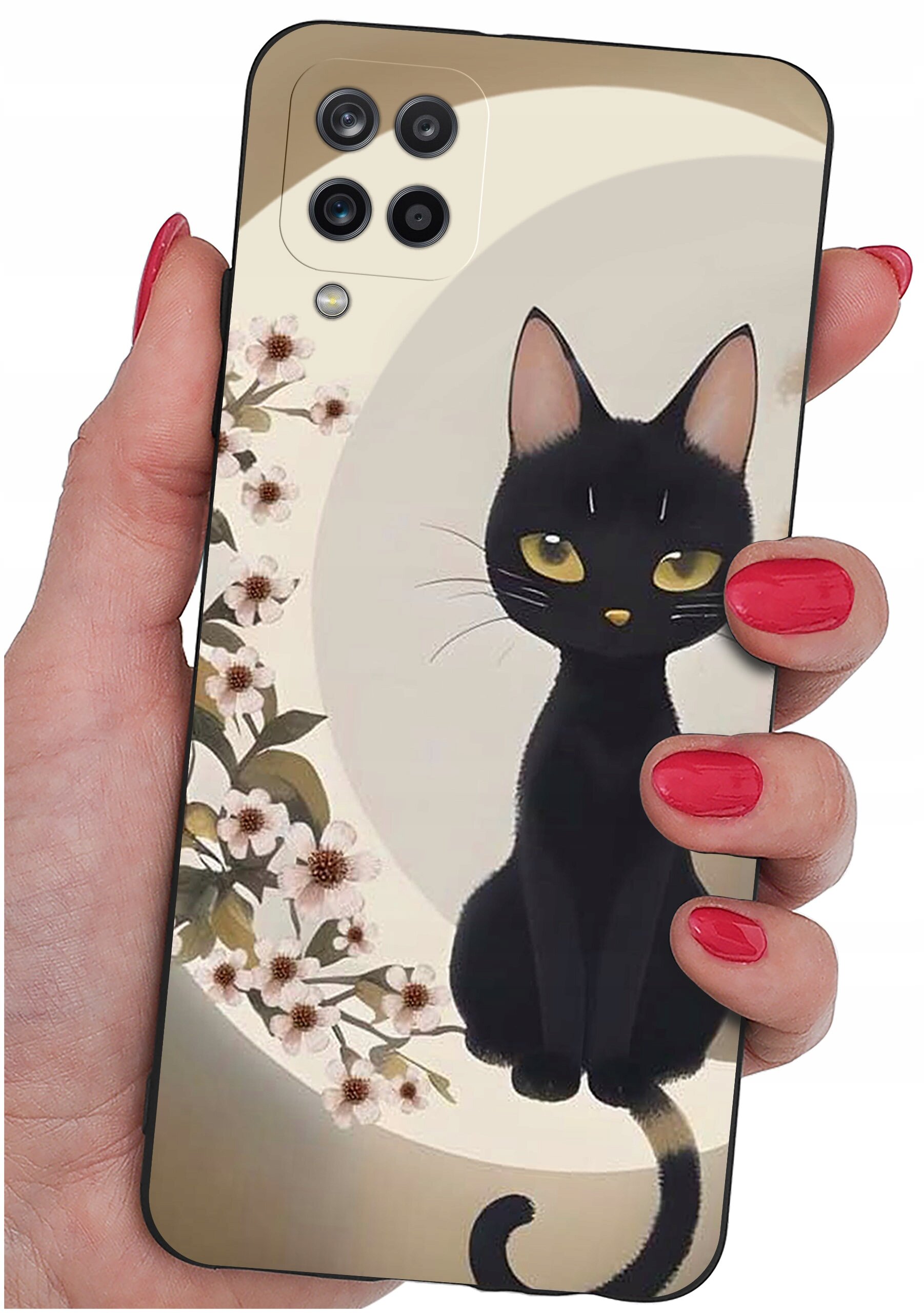 Etui na telefon z nadrukiem czarnego kota siedzącego na tle księżyca i kwiatów, trzymane w dłoni z pomalowanymi na czerwono paznokciami.