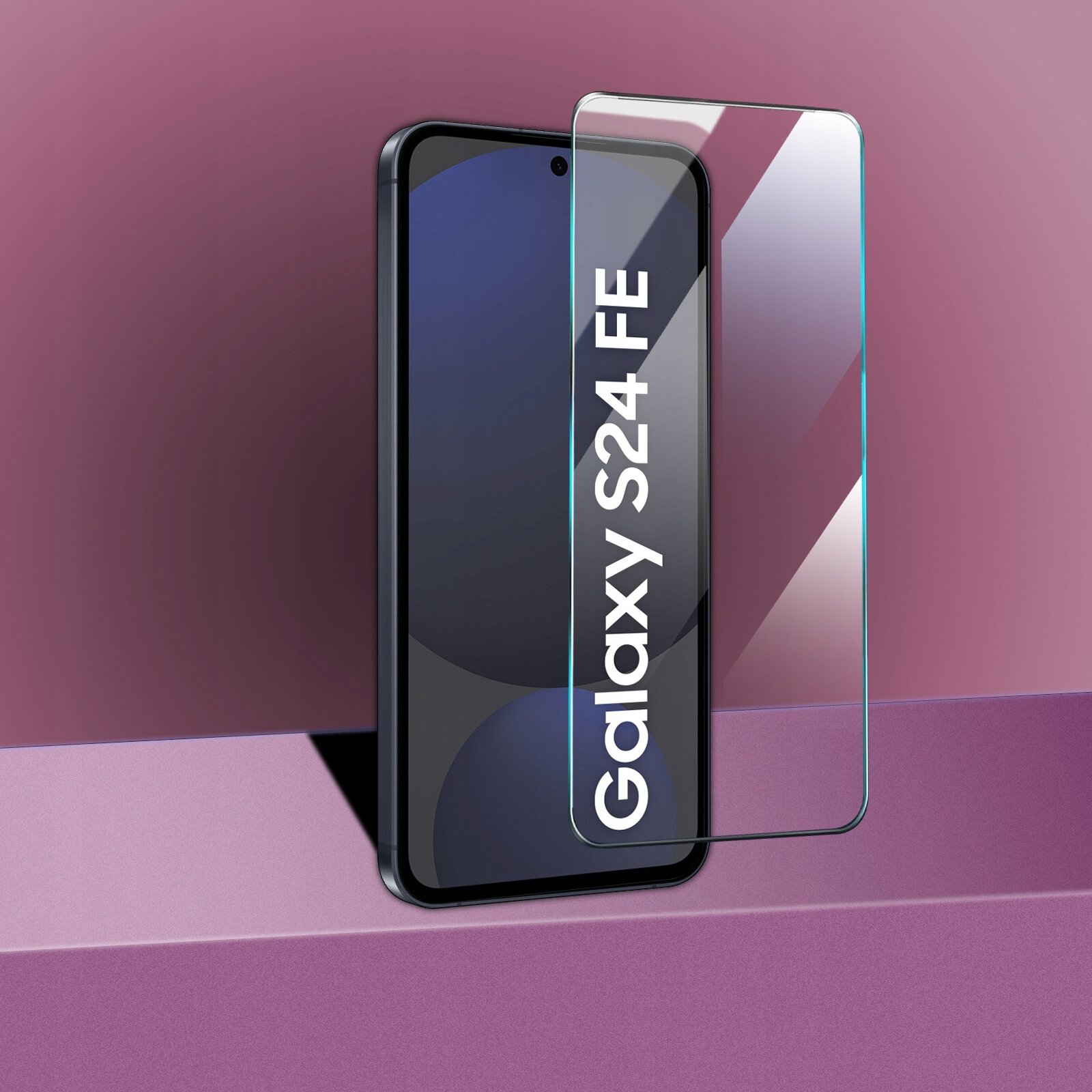 Na obrazie widoczny jest telefon z napisem \'Galaxy S24 FE\' oraz przezroczyste szkło ochronne na ekran. Tło jest w odcieniach fioletu.