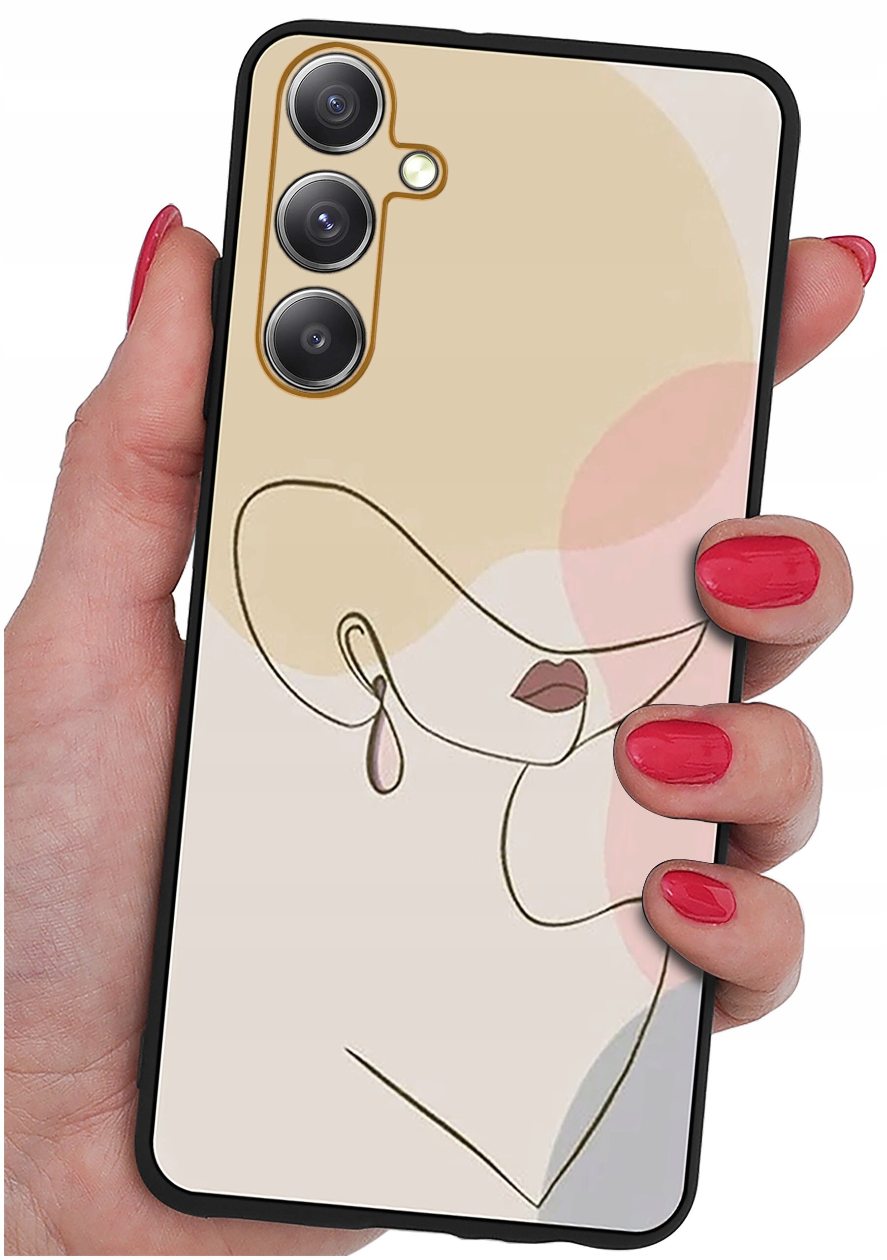 Etui na telefon z abstrakcyjnym wzorem przedstawiającym twarz w minimalistycznym stylu, trzymane w dłoni z pomalowanymi na czerwono paznokciami. Etui ma trzy otwory na aparaty fotograficzne.