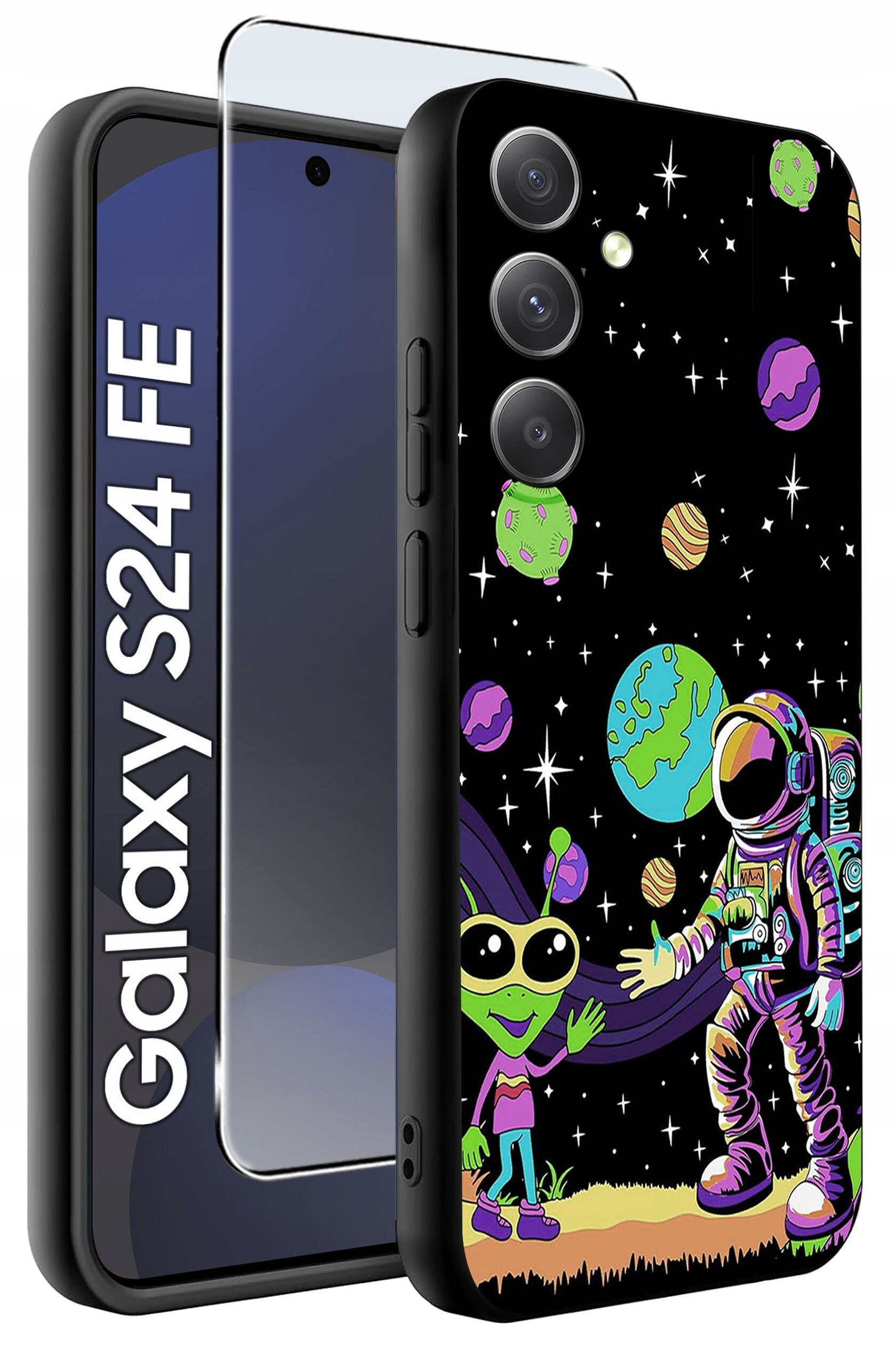 Obraz przedstawia etui na telefon z kolorowym wzorem kosmonauty i kosmity na tle kosmosu z planetami. Obok znajduje się szkło ochronne, a na ekranie telefonu widoczny jest napis \'Galaxy S24 FE\'.