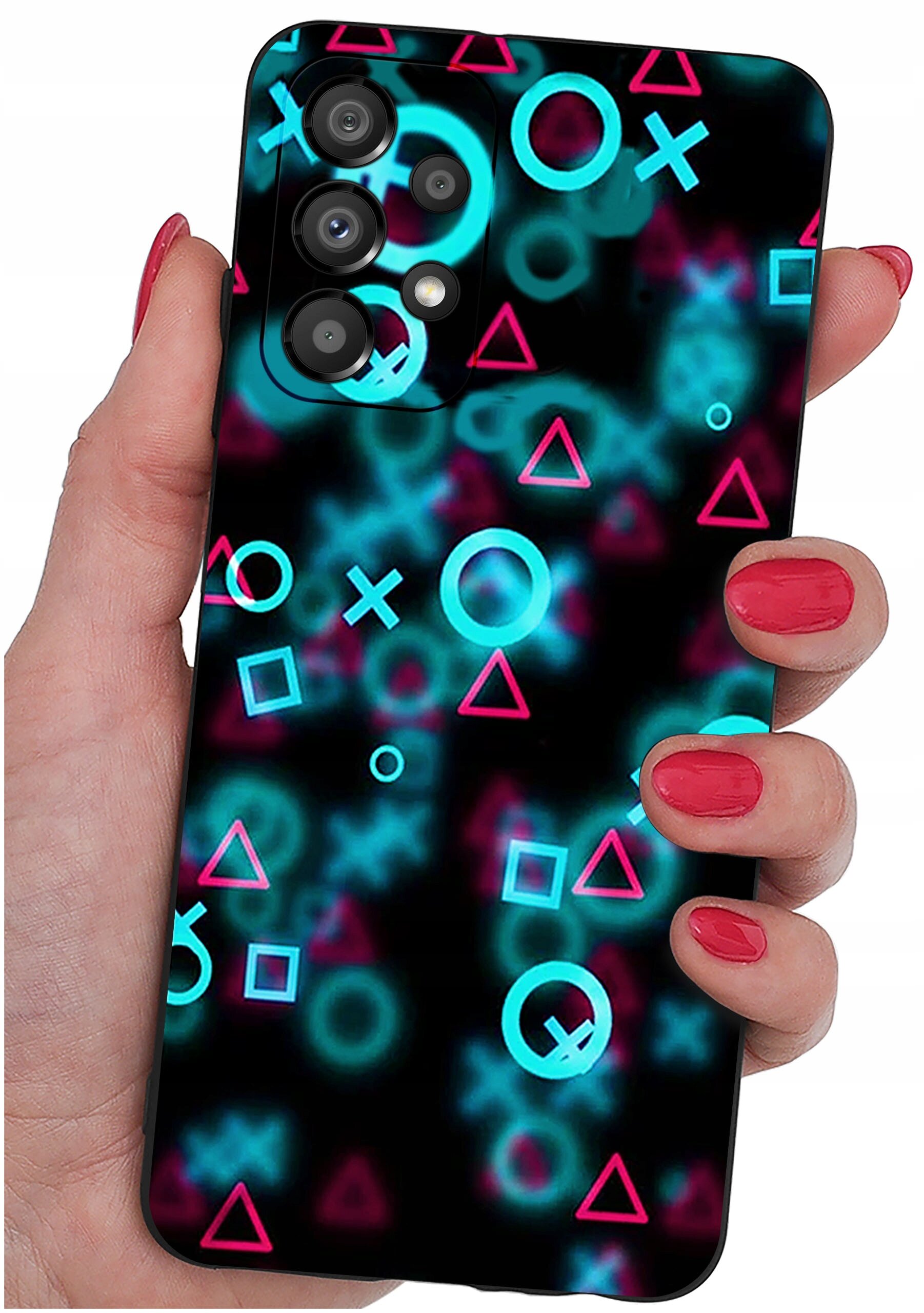 Etui na telefon z kolorowym wzorem geometrycznych kształtów, takich jak kółka, krzyżyki, trójkąty i kwadraty w neonowych kolorach. Etui trzymane jest w dłoni z pomalowanymi na czerwono paznokciami.