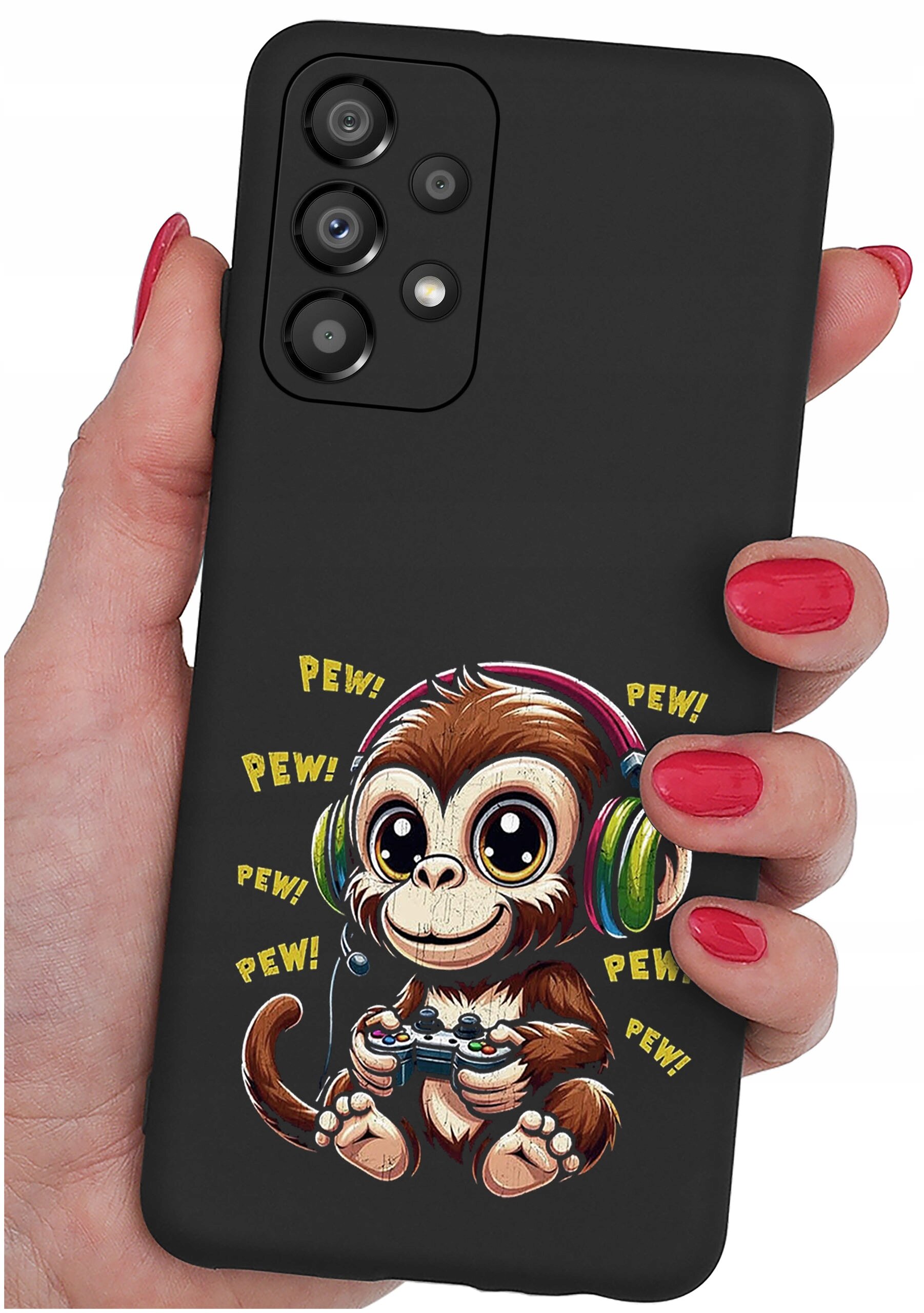 Czarne etui na telefon z nadrukiem małpki w słuchawkach trzymającej kontroler do gier, otoczonej napisem \'PEW! PEW!\'. Etui jest trzymane w dłoni z pomalowanymi na czerwono paznokciami.