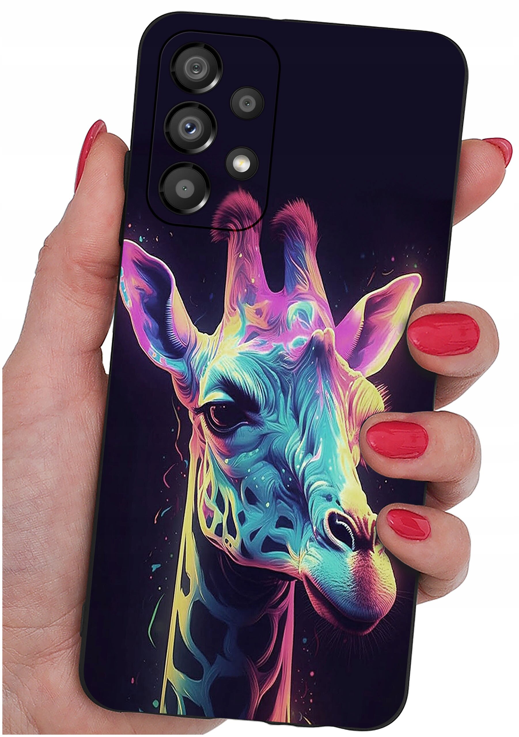Etui na telefon z kolorowym wzorem żyrafy, trzymane w dłoni z pomalowanymi na czerwono paznokciami. Widoczne są cztery otwory na aparaty fotograficzne.