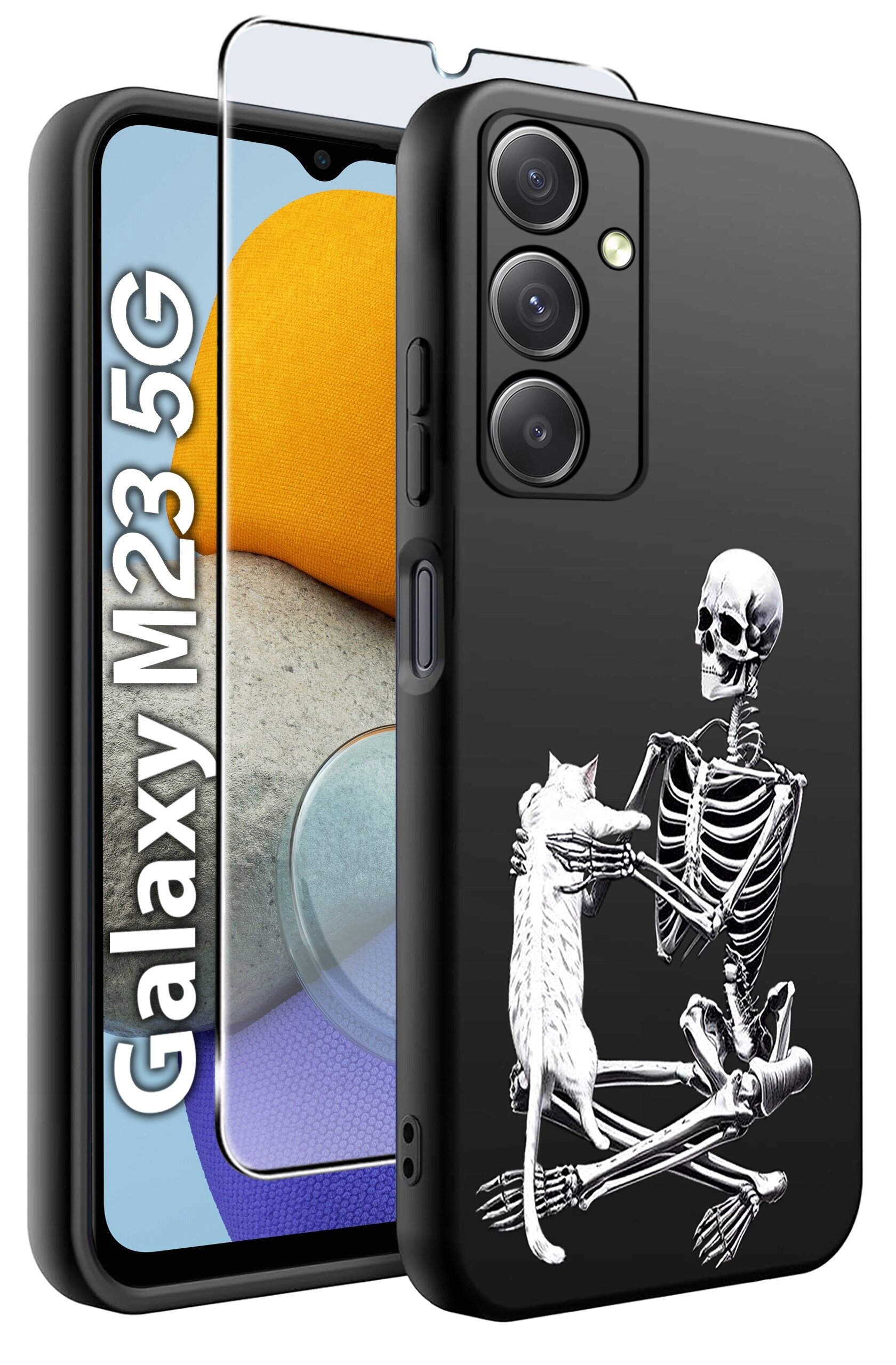 Obraz przedstawia czarne etui na telefon z nadrukiem szkieletu trzymającego kota. Obok etui znajduje się szkło ochronne, a na ekranie telefonu widoczny jest napis \'Galaxy M23 5G\'.