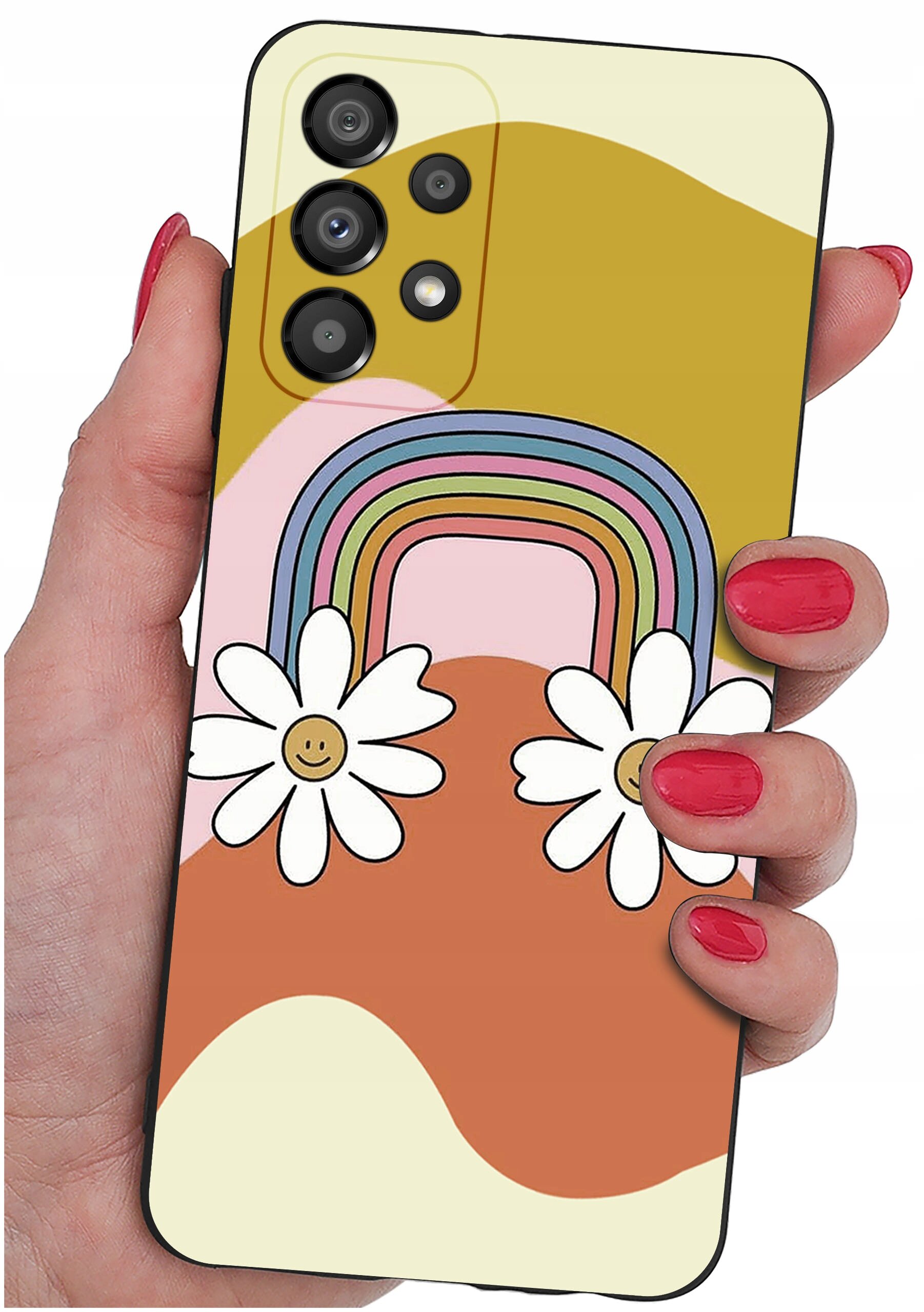 Etui na telefon z kolorowym wzorem tęczy i dwoma kwiatami z uśmiechniętymi buźkami. Etui jest trzymane w dłoni z pomalowanymi na czerwono paznokciami.