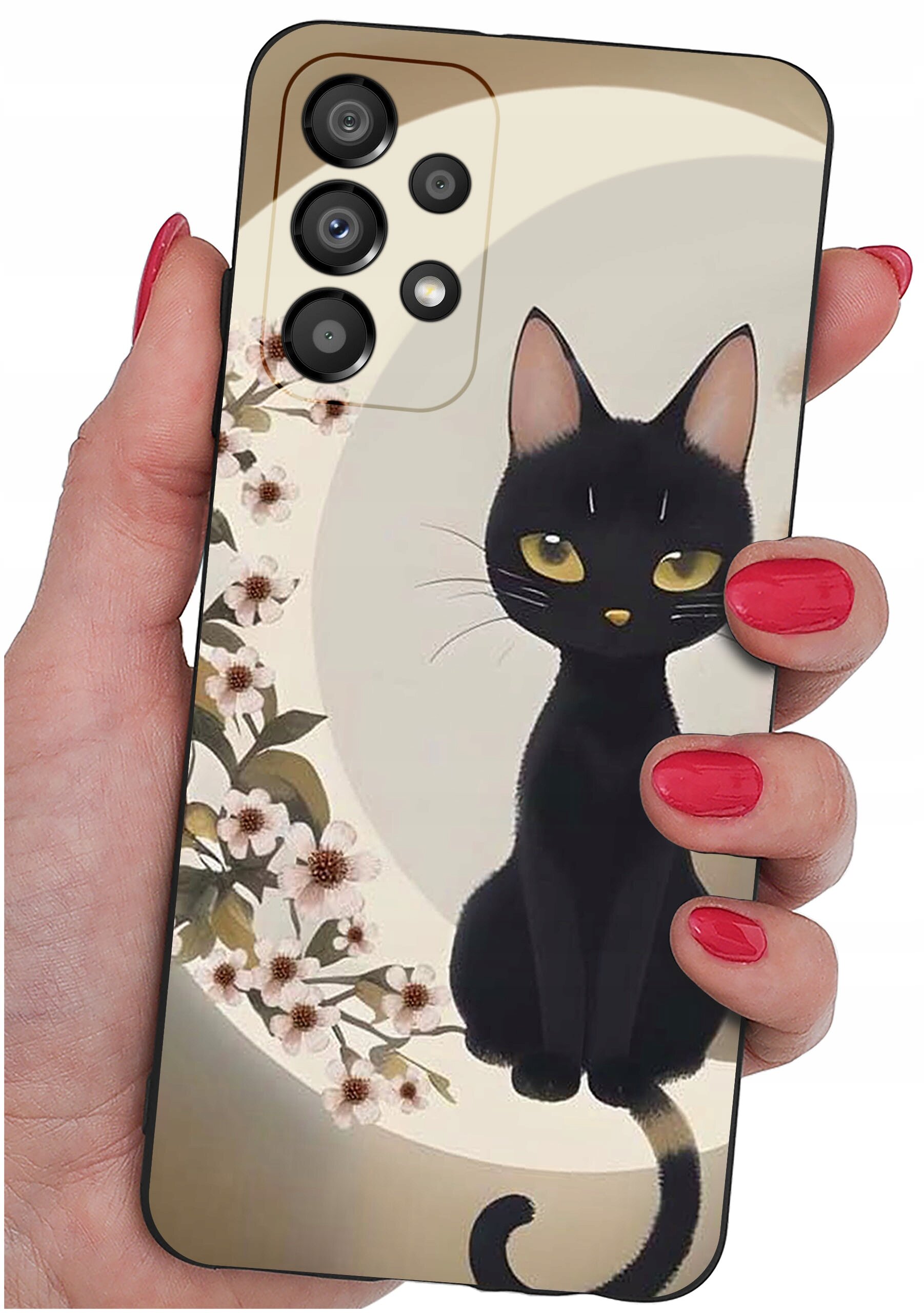 Etui na telefon z grafiką czarnego kota siedzącego na tle półksiężyca i kwiatów. Etui jest trzymane w dłoni z pomalowanymi na czerwono paznokciami.