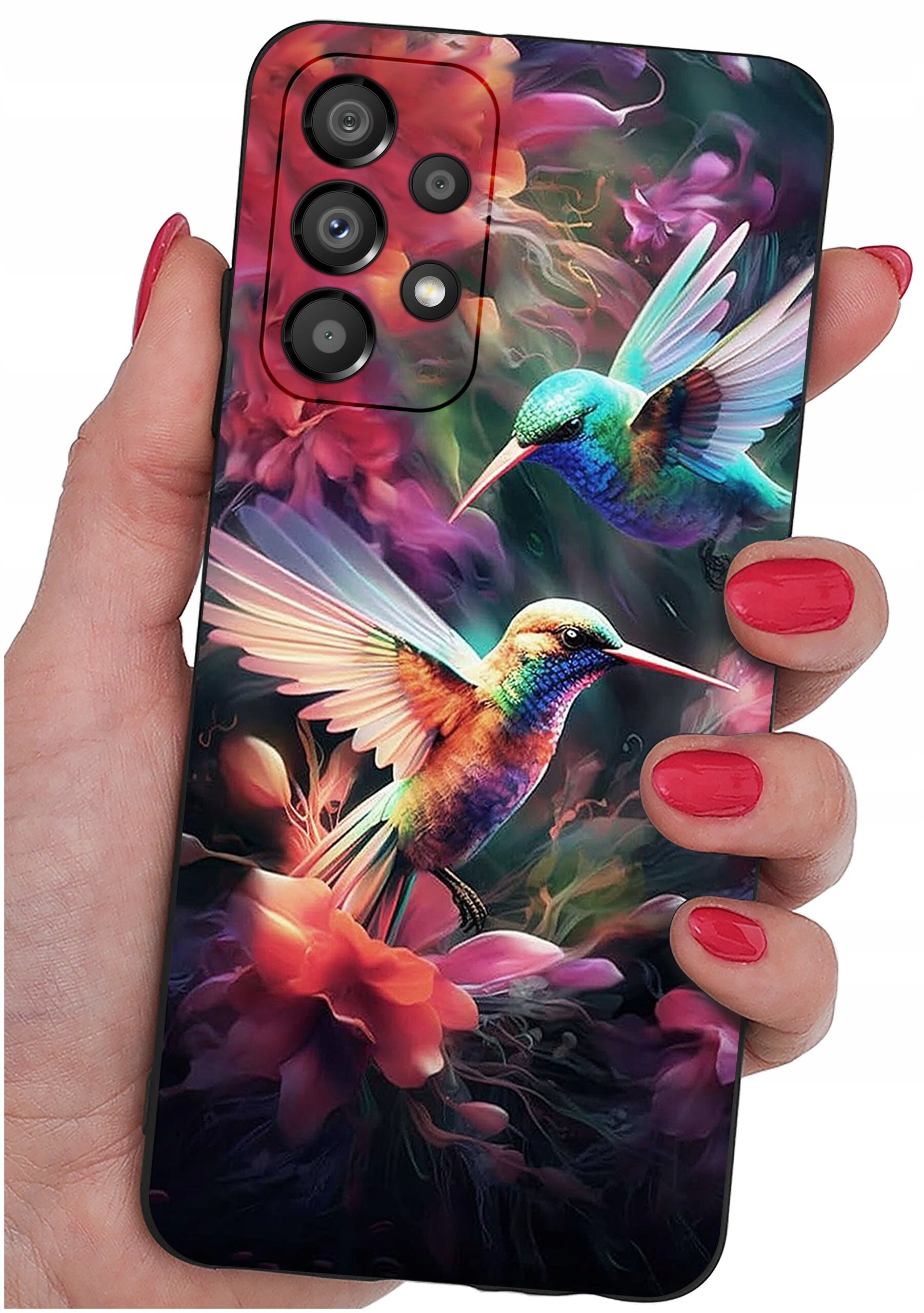 Etui na telefon z kolorowym wzorem przedstawiającym dwa kolibry wśród kwiatów, trzymane w dłoni z pomalowanymi na czerwono paznokciami. Etui posiada trzy otwory na aparaty fotograficzne.