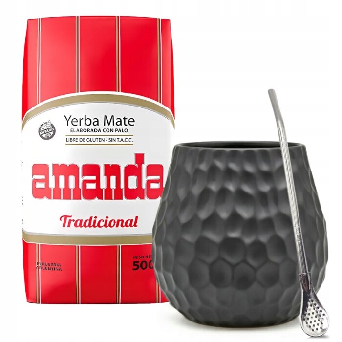 Na obrazie znajduje się opakowanie Yerba Mate marki Amanda z napisem \'Tradicional\' oraz czarne matero z metalową słomką. Opakowanie jest czerwone z białymi i złotymi elementami, a matero ma teksturowaną powierzchnię.