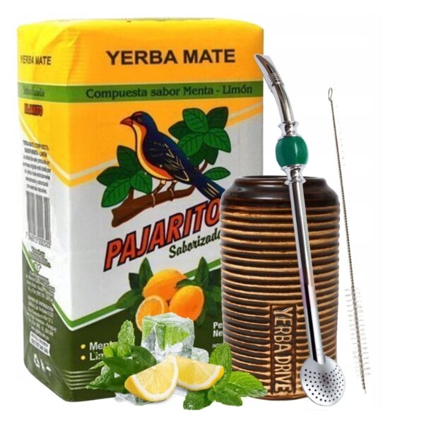 Na obrazie znajduje się opakowanie Yerba Mate Pajarito o smaku mięta-cytryna z widocznym logo ptaka na gałęzi. Obok znajduje się brązowe naczynie z metalową bombillą oraz szczoteczka do czyszczenia, a także plasterki cytryny, kostki lodu i liście mięty.