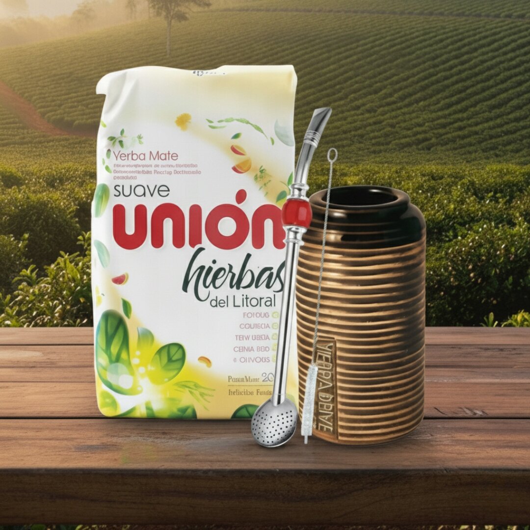 Na drewnianym stole znajduje się opakowanie yerba mate z napisem \'suave union hierbas del Litoral\' oraz ceramiczne naczynie z metalową bombillą. W tle widoczna jest plantacja herbaty.