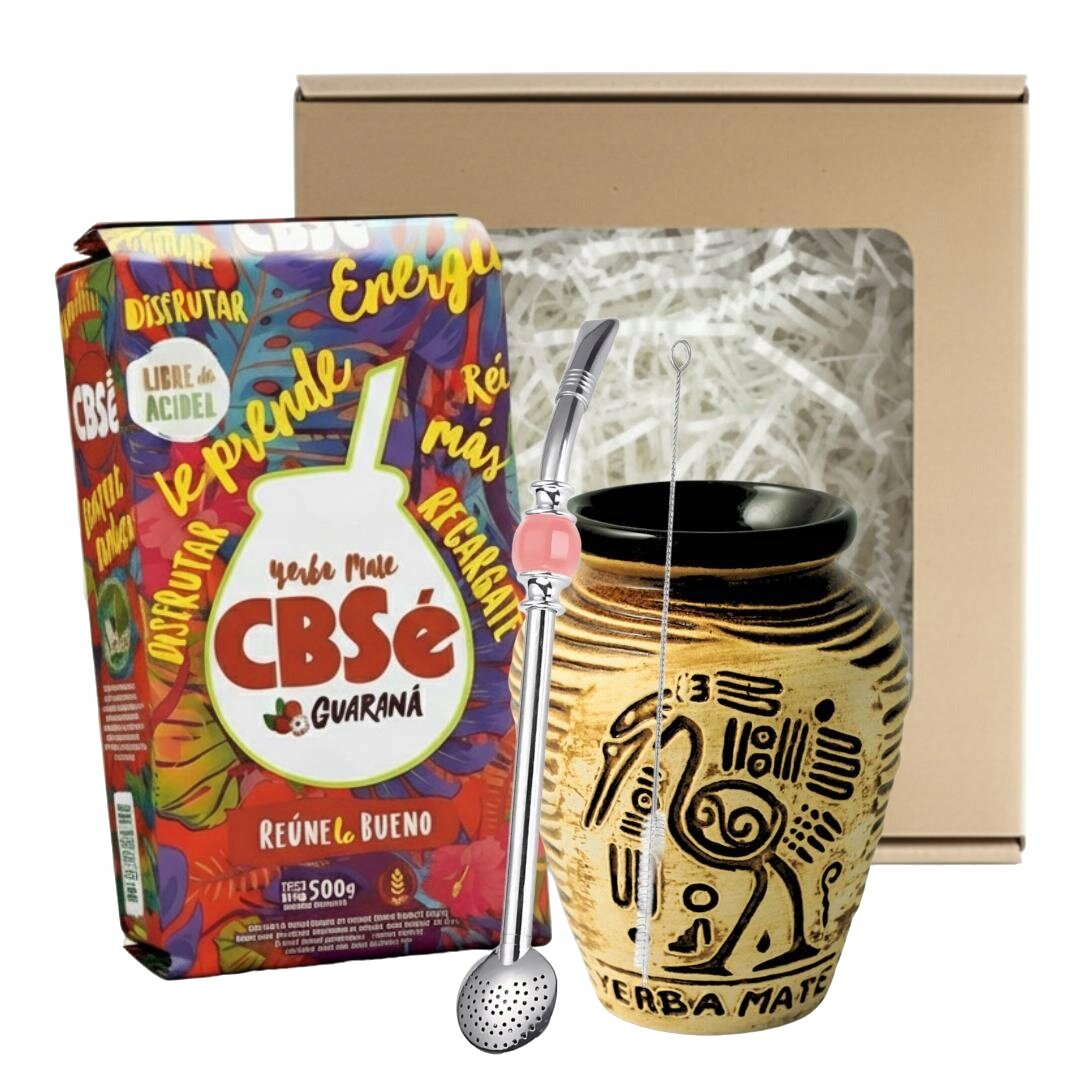Zestaw prezentowy zawiera opakowanie Yerba Mate CBSe Energia z Guaraną, ozdobne matero z napisem \'Yerba Mate\' oraz metalową bombillę. W tle widoczny jest karton z przezroczystym okienkiem wypełniony białym wypełniaczem.