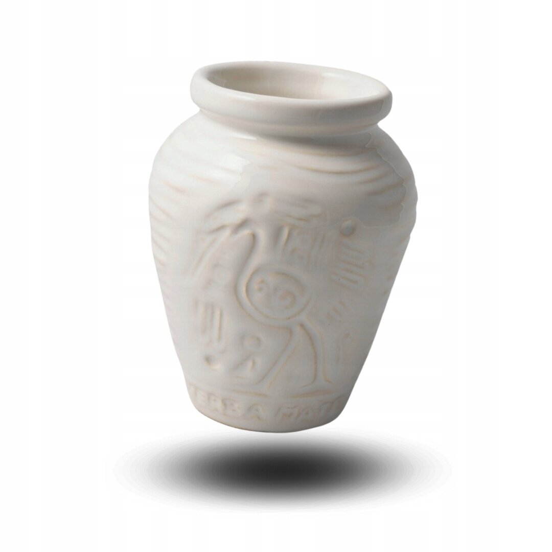 Biała ceramiczna matero z delikatnym reliefem i napisem \'YERBA MATE\' na dole. Matero ma klasyczny kształt z szerokim otworem u góry.
