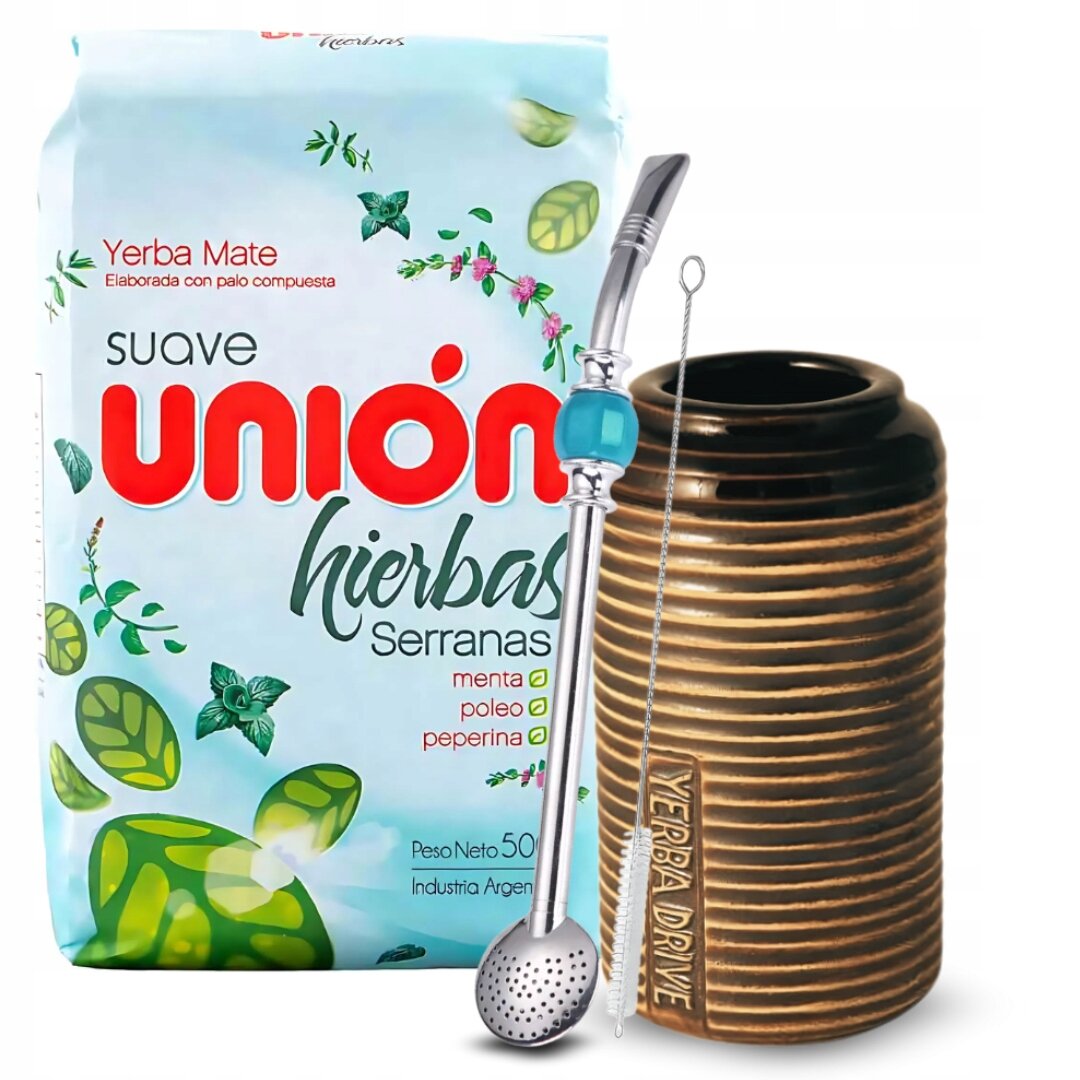 Na obrazie widoczny jest zestaw do Yerba Mate, w skład którego wchodzi paczka herbaty \'suave Unión hierbas Serranas\' oraz metalowa bombilla z niebieskim elementem i ceramiczne matero z napisem \'YERBA DRIVE\'.