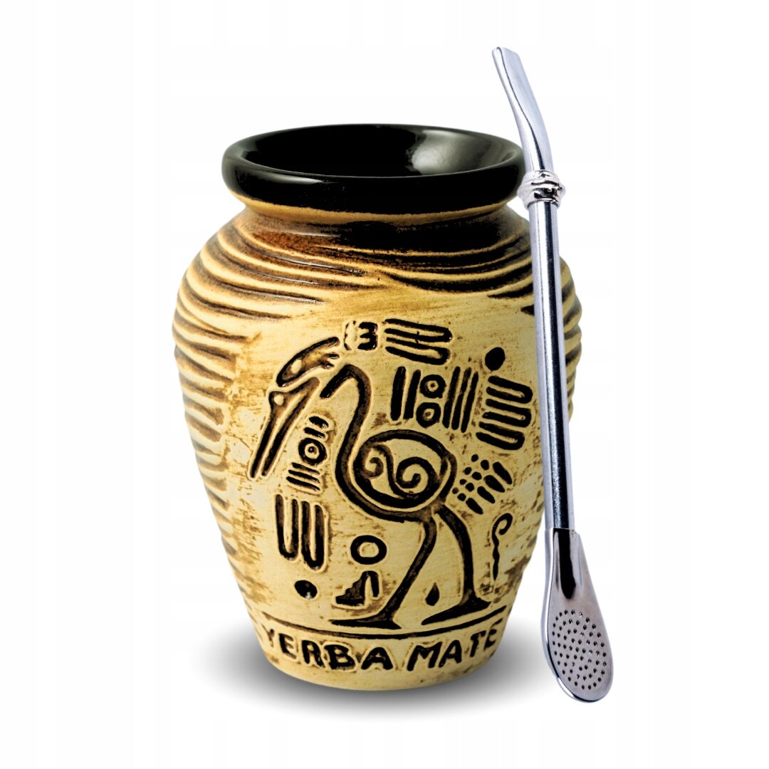 Zestaw do Yerba Mate składający się z ceramicznego matero z azteckimi wzorami i napisem \'YERBA MATE\' oraz metalowej bombilli z sitkiem.