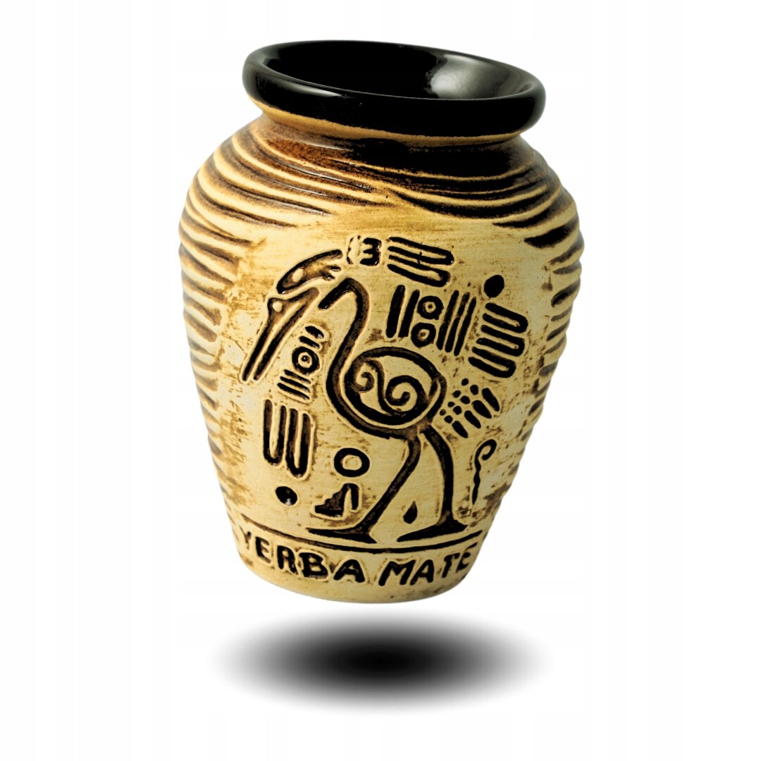 Ceramiczne naczynie z wzorem inspirowanym kulturą Azteków, z napisem \'YERBA MATE\' na dole. Naczynie ma brązowy kolor z ciemniejszymi akcentami i czarnym wnętrzem.