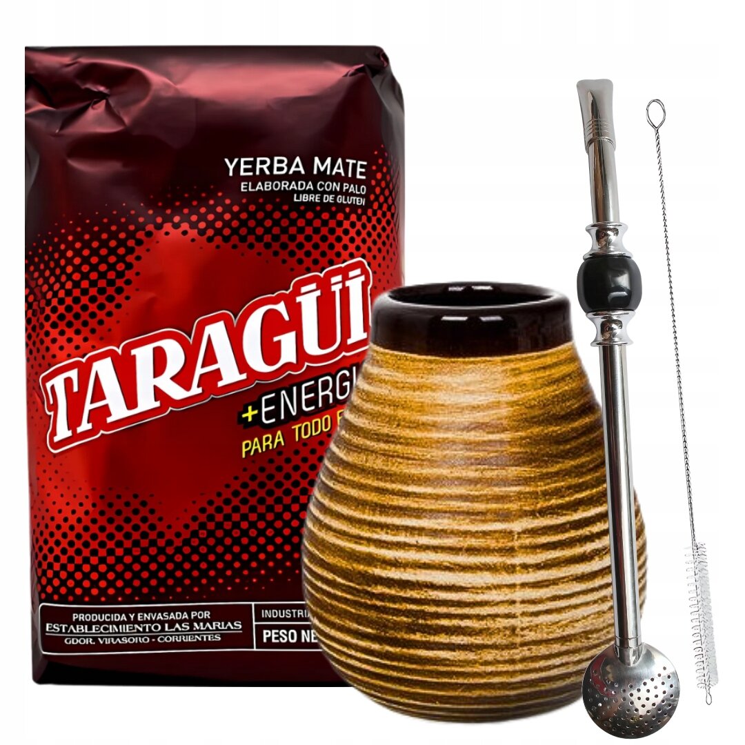 Na obrazie znajduje się opakowanie yerba mate marki Taragui oraz zestaw akcesoriów: tykwa i bombilla. Opakowanie jest czerwone z białym napisem \'TARAGUI +ENERGIA PARA TODO\'.