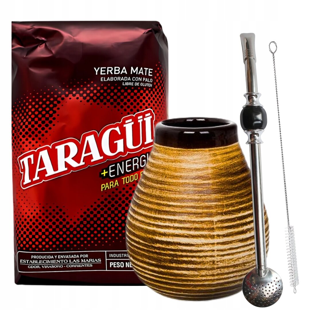 Na obrazie znajduje się opakowanie yerba mate marki Taragui z napisem \'+ENERGIA\', obok którego stoi brązowa tykwa oraz metalowa bombilla z czyszczącą szczoteczką.