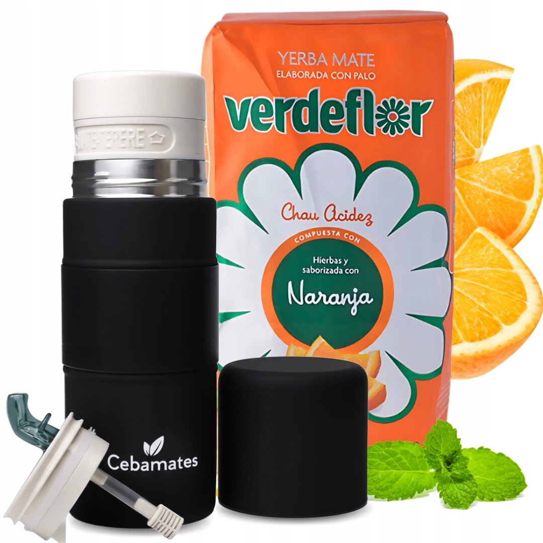 Na obrazie widoczny jest czarny termos z białą nakrętką i logo \'Cebamates\'. W tle znajduje się pomarańczowe opakowanie yerba mate z napisem \'verdeflor\' oraz ilustracją pomarańczy i liści mięty.