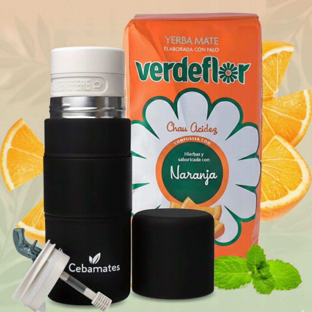 Na obrazie widoczny jest czarny termos z białą nakrętką i logo \'Cebamates\', obok znajduje się pomarańczowe opakowanie yerba mate z napisem \'verdeflor Naranja\'. W tle widoczne są plastry pomarańczy i liście mięty.
