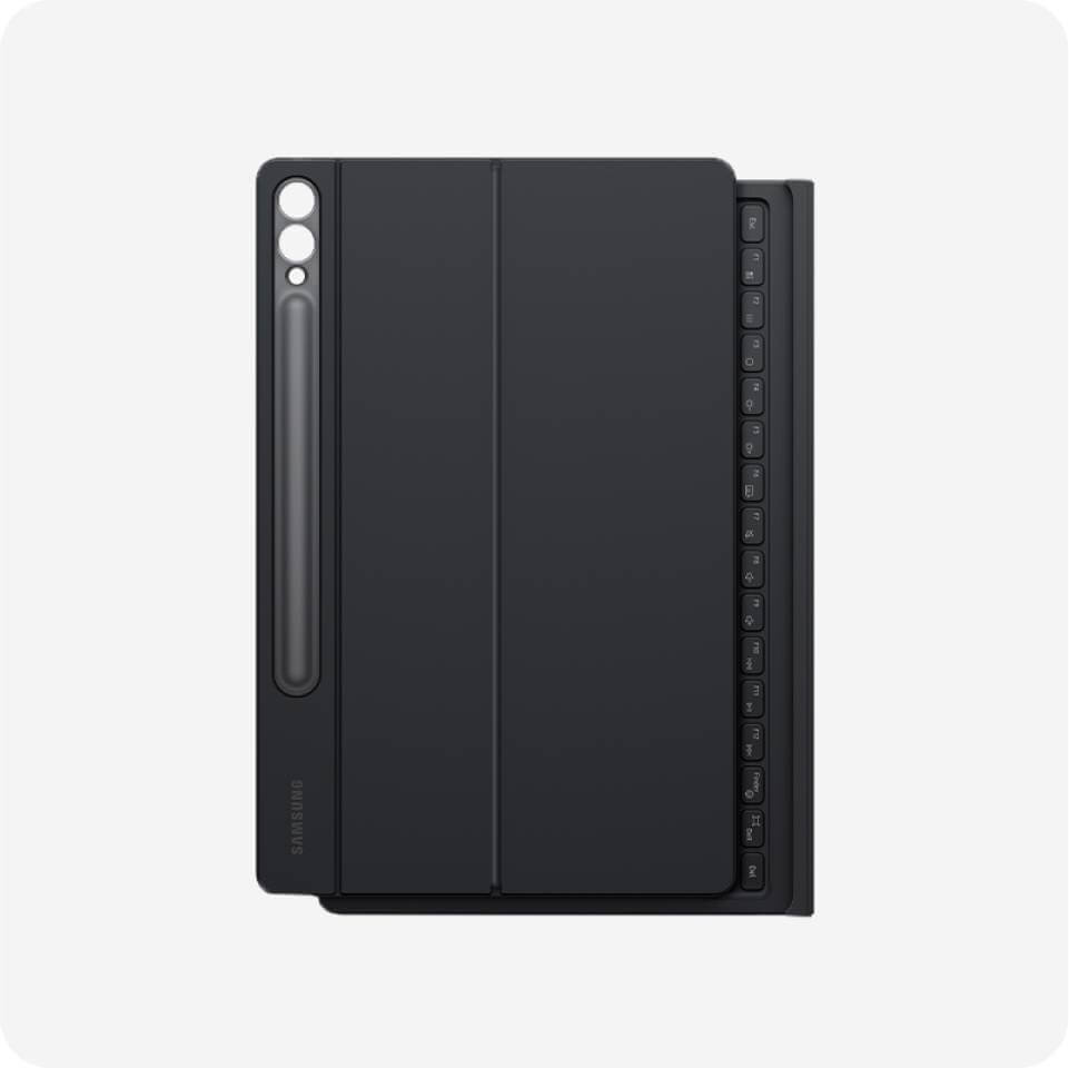 Obraz przedstawia czarną klawiaturę z etui, prawdopodobnie przeznaczoną dla tabletu. Na etui widoczne jest logo \'SAMSUNG\'.