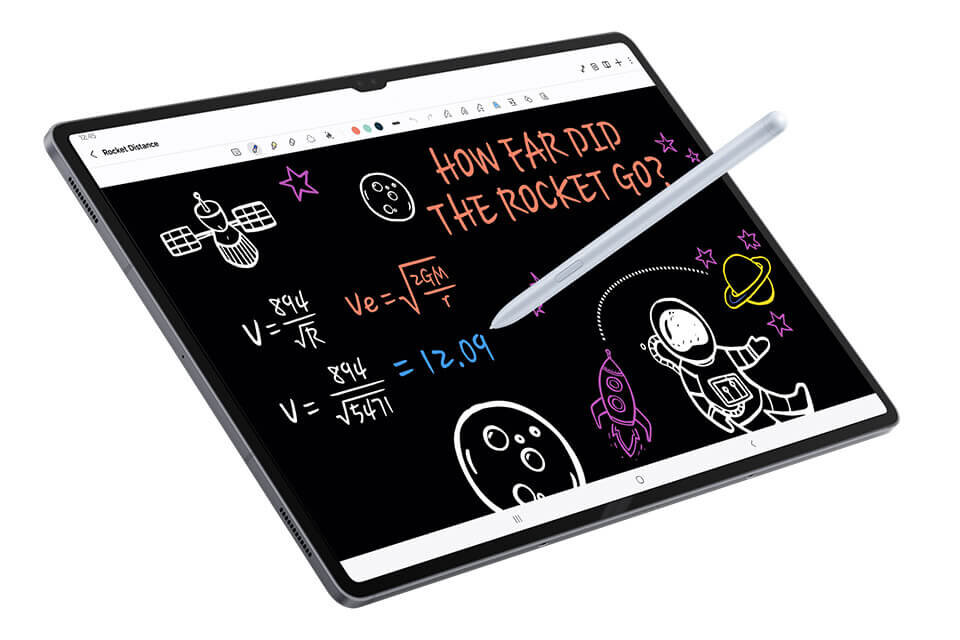 Tablet z wyświetlaczem pokazującym kolorowe rysunki i napisy, w tym \'HOW FAR DID THE ROCKET GO?\'. Obok tabletu znajduje się srebrny rysik.