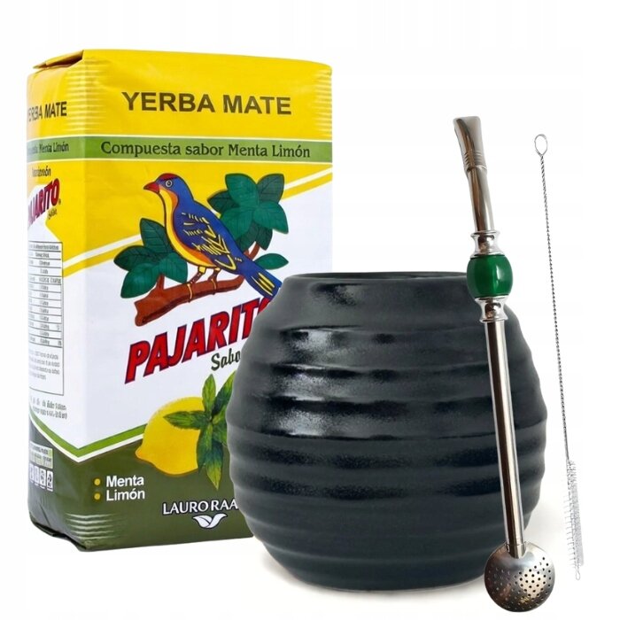 Na obrazie znajduje się opakowanie Yerba Mate Pajarito o smaku Menta Limón z widocznym logo przedstawiającym ptaka na gałęzi. Obok opakowania znajduje się czarny kubek matero oraz metalowa słomka z sitkiem i szczoteczka do czyszczenia.