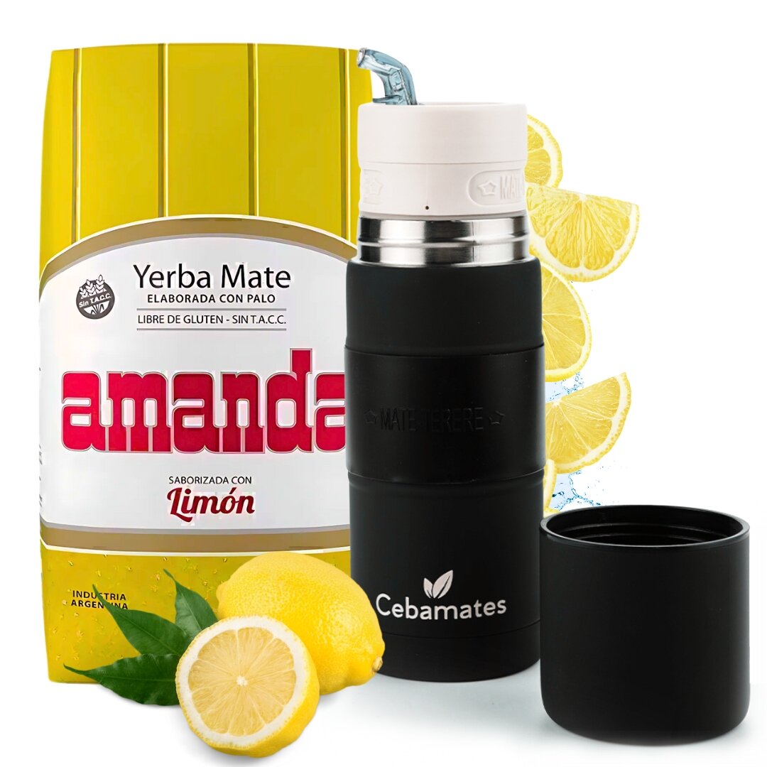 Na obrazie znajduje się opakowanie Yerba Mate Amanda Limon oraz czarny termos z logo \'Cebamates\'. W tle widoczne są plasterki cytryny i całe cytryny z liśćmi.