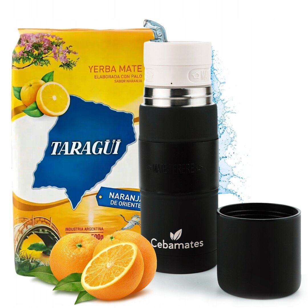 Na obrazie znajduje się opakowanie yerba mate marki Taragüi z napisem \'Naranja de Oriente\' oraz czarny termos z logo \'Cebamates\'. Obok leżą dwie pomarańcze, jedna z nich jest przekrojona na pół.