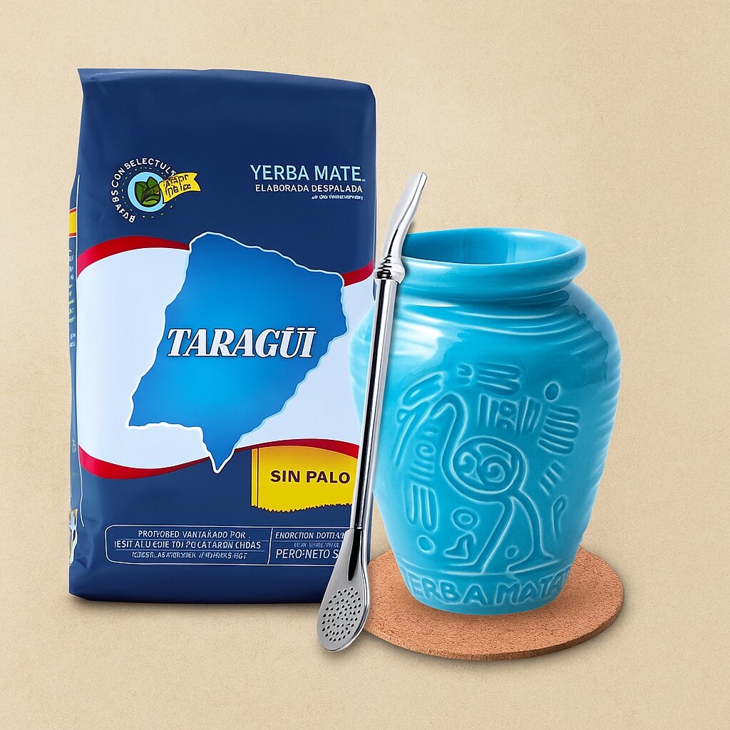 Na obrazie znajduje się niebieskie opakowanie yerba mate marki Taragui z napisem \'SIN PALO\' oraz niebieskie matero z metalową bombillą na korkowej podstawce. Opakowanie zawiera tekst \'YERBA MATE. ELABORADA DESPALADA\'.