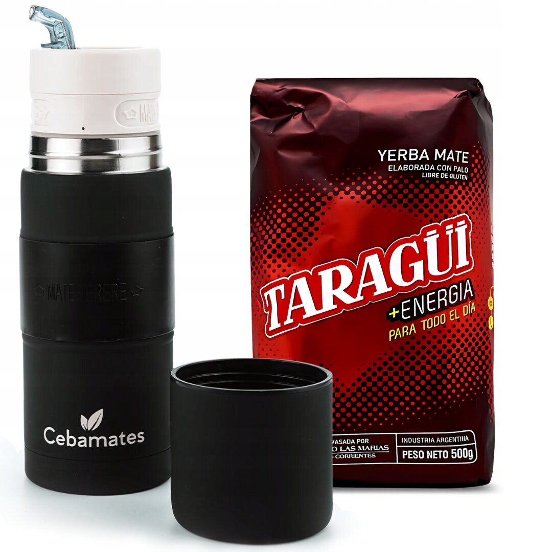Na obrazie widoczny jest czarny termos z białą nakrętką i logo \'Cebamates\', obok znajduje się czerwona paczka yerba mate z napisem \'Taragüi +Energia\'.