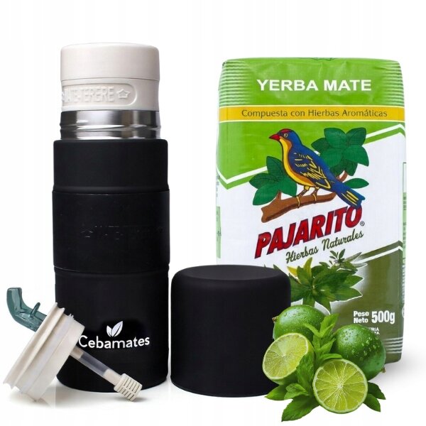 Na obrazie widoczny jest zestaw składający się z opakowania Yerba Mate Pajarito oraz czarnego termosu z logo Cebamates. Obok znajdują się limonki i liście ziół.