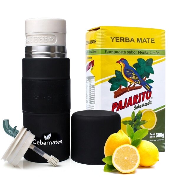 Na obrazie znajduje się opakowanie Yerba Mate Pajarito o smaku Menta Limón oraz czarny termos z logo \'Cebamates\'. Obok leżą cytryny i elementy termosu.