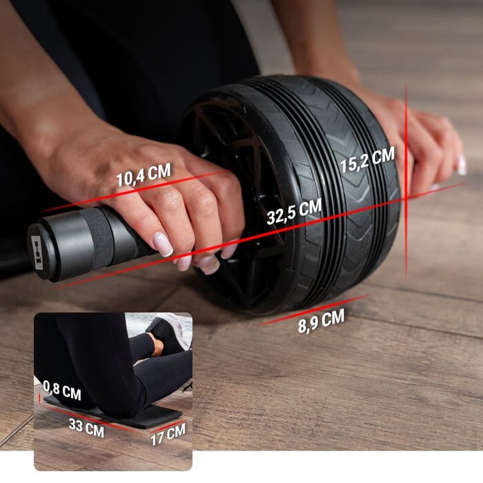 Na zdjęciu widać czarne kółko do ćwiczeń mięśni brzucha z zaznaczonymi wymiarami: 10,4 cm, 15,2 cm, 32,5 cm i 8,9 cm. W lewym dolnym rogu znajduje się małe zdjęcie przedstawiające osobę klęczącą na macie o wymiarach 33 cm na 17 cm i grubości 0,8 cm.