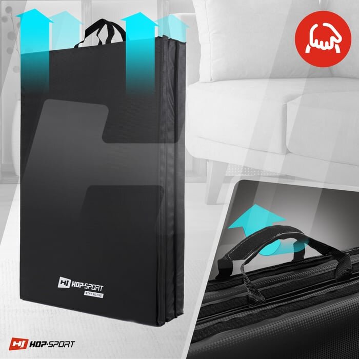 Czarny, składany materac gimnastyczny z rzepami, z widocznym logo \'HOP-SPORT\' i uchwytem do przenoszenia. W tle znajduje się jasna sofa, a na obrazie widoczne są niebieskie strzałki wskazujące na funkcję składania.