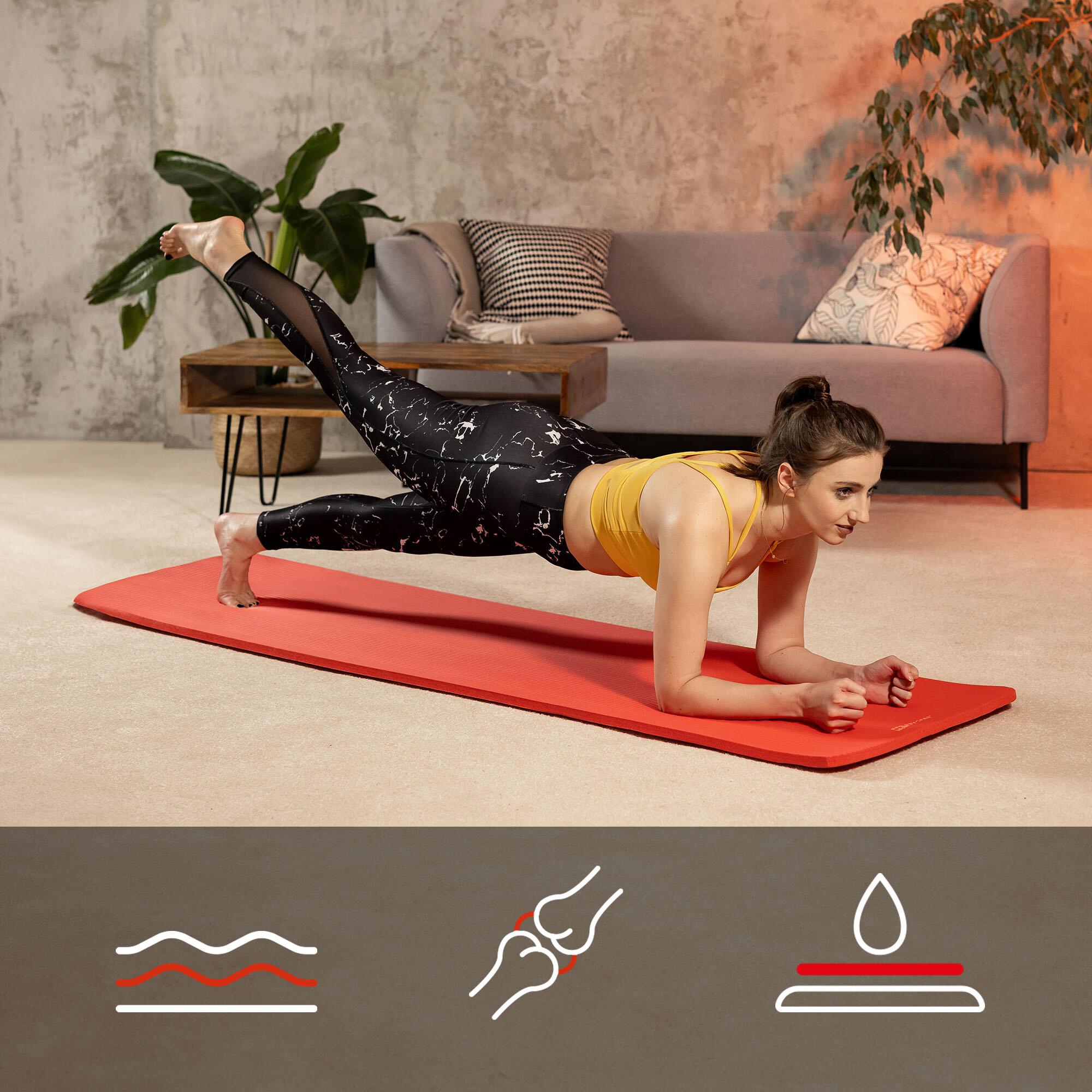 Osoba ćwiczy na czerwonej macie fitness w jasnym pomieszczeniu z sofą i roślinami w tle. Na dole obrazu znajdują się trzy ikony przedstawiające fale, stawy i kroplę wody.