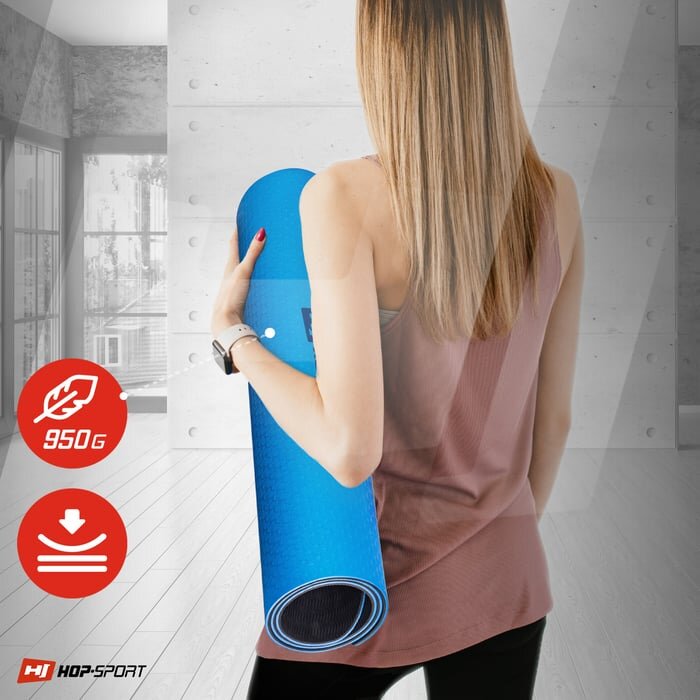 Osoba trzyma niebieską matę fitness z logo HOP-SPORT. Na obrazie widoczne są ikony z wagą 950G oraz symbolem elastyczności.