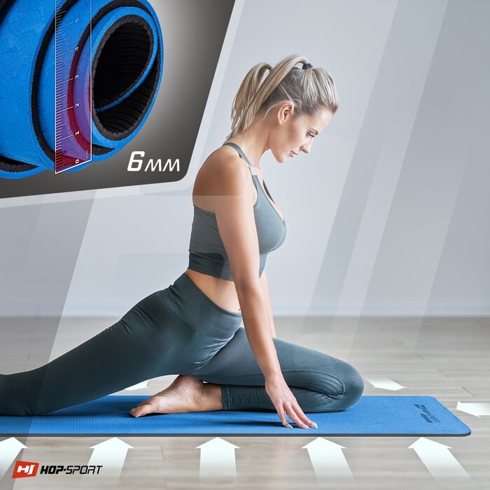 Kobieta ćwiczy na niebieskiej macie fitness o grubości 6 mm. W lewym dolnym rogu widoczne jest logo \'HOP-SPORT\'.