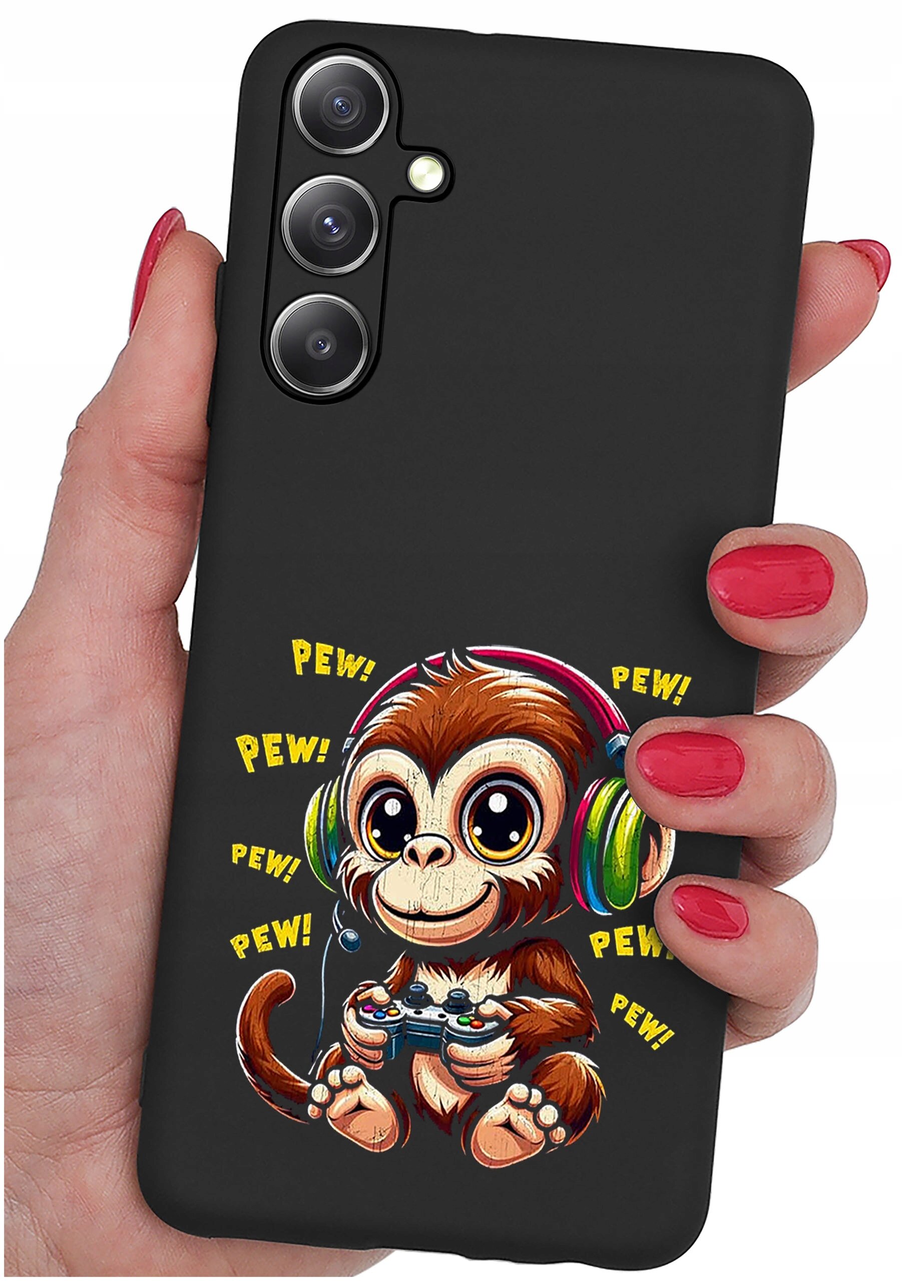 Czarne etui na telefon z nadrukiem małpki w słuchawkach trzymającej kontroler do gier, otoczonej napisami \'PEW!\'. Etui jest trzymane w dłoni z pomalowanymi na czerwono paznokciami.