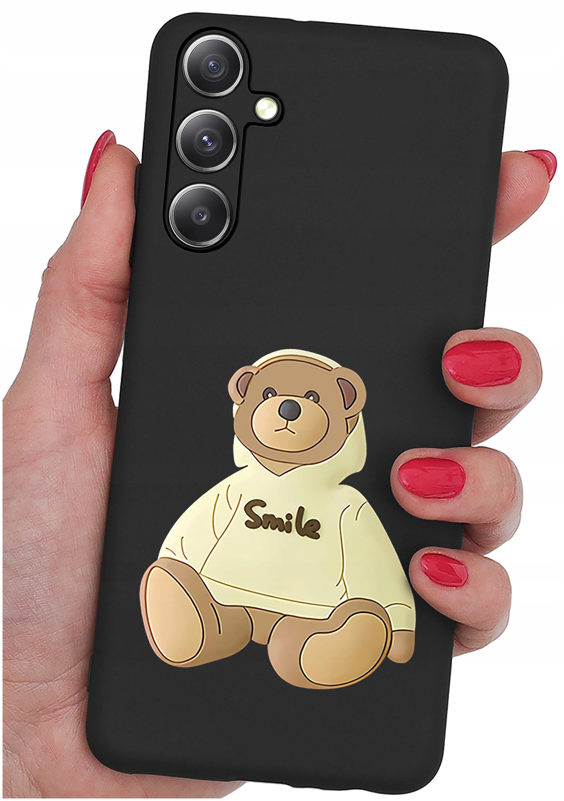 Czarne etui na telefon z nadrukiem misia w żółtej bluzie z napisem \'Smile\'. Etui trzymane jest w dłoni z pomalowanymi na czerwono paznokciami.
