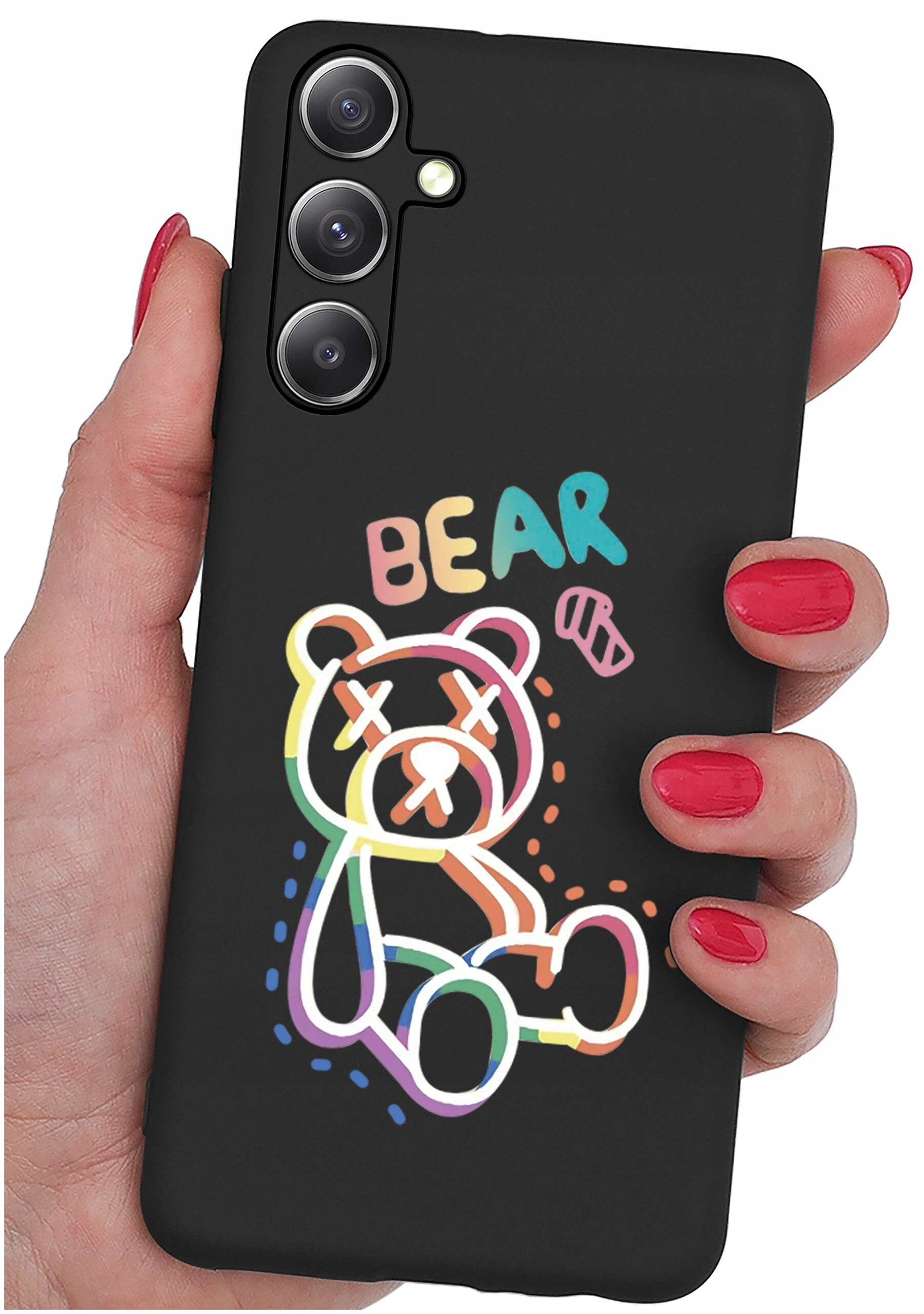 Czarne etui na telefon z kolorowym rysunkiem misia i napisem \'BEAR\'. Etui trzymane jest w dłoni z pomalowanymi na czerwono paznokciami.