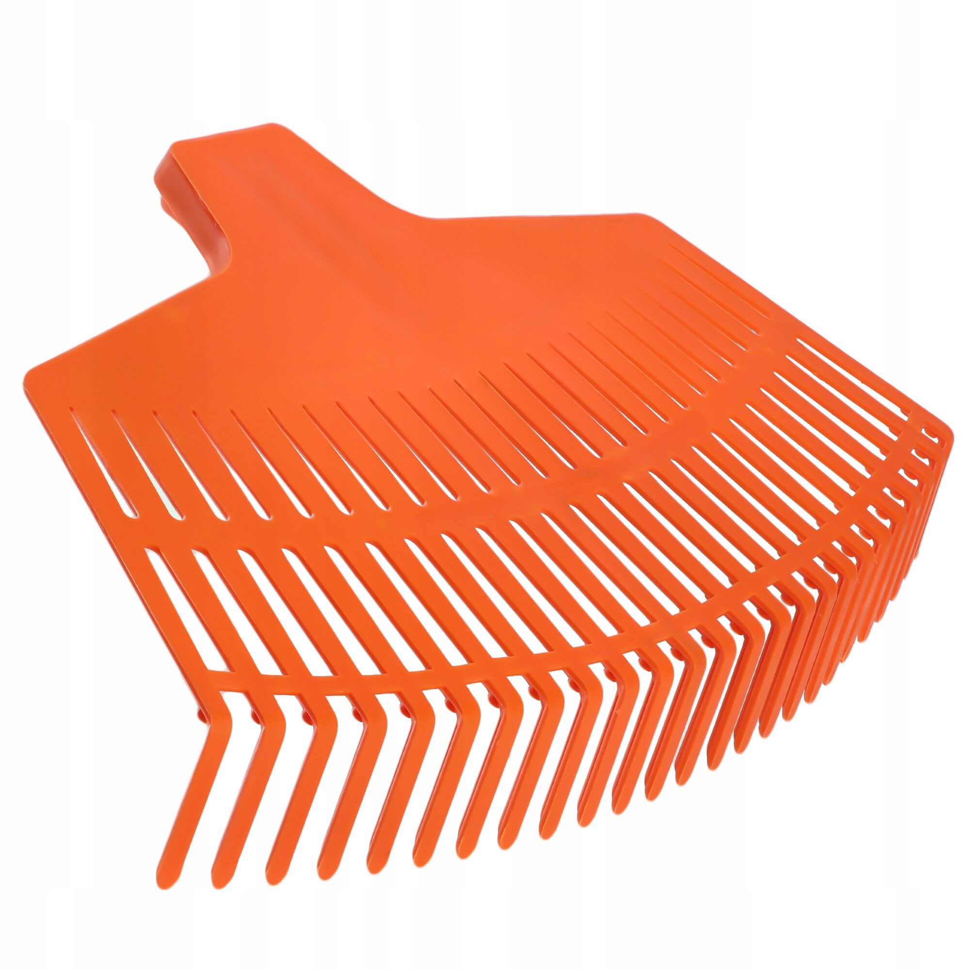 Na obrazie widoczne są pomarańczowe plastikowe grabie ogrodowe bez trzonka, przeznaczone do liści i trawy. Mają szerokie, zakrzywione zęby ułatwiające zbieranie materiału.
