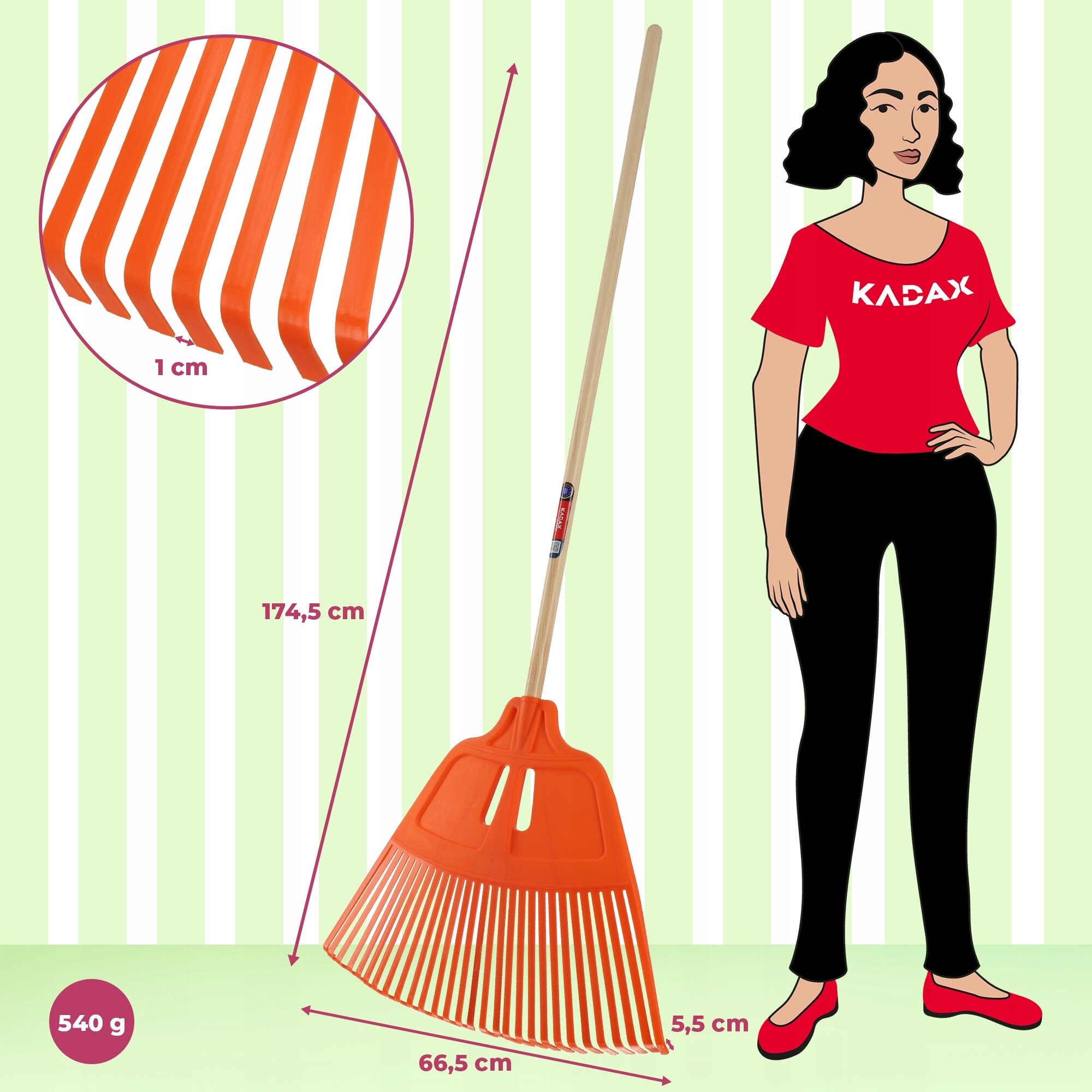 Obraz przedstawia pomarańczowe grabie do liści z drewnianym trzonkiem o długości 174,5 cm. Obok znajduje się postać w czerwonej koszulce z napisem \'KADAX\'.