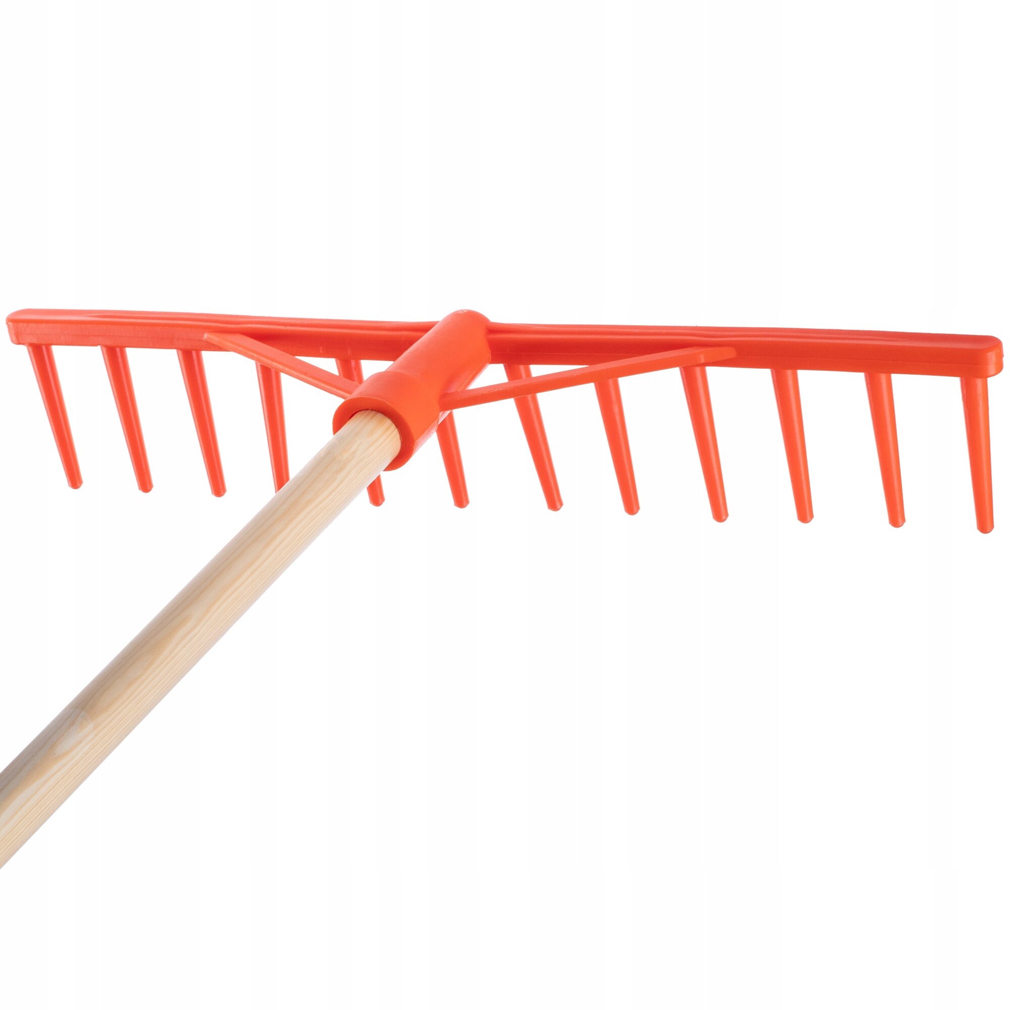 Na obrazie widoczne są grabie ogrodowe z drewnianym trzonkiem i pomarańczową plastikową głowicą z 12 zębami.