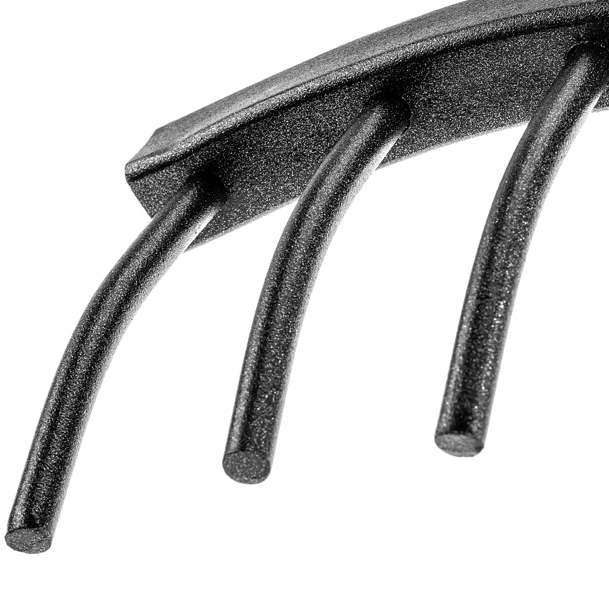 Obraz przedstawia stalowe grabie ogrodowe z trzema widocznymi, zakrzywionymi zębami. Grabie są wykonane z ciemnego, metalicznego materiału.